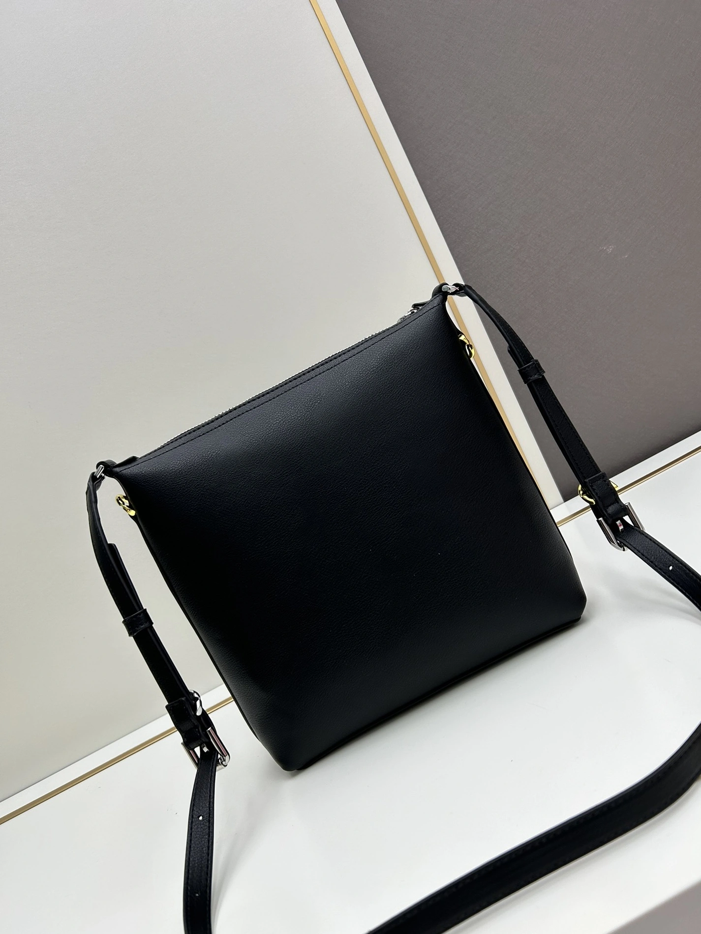Givenchy AAA Quality Messenger Bags For Women Flexible 5451