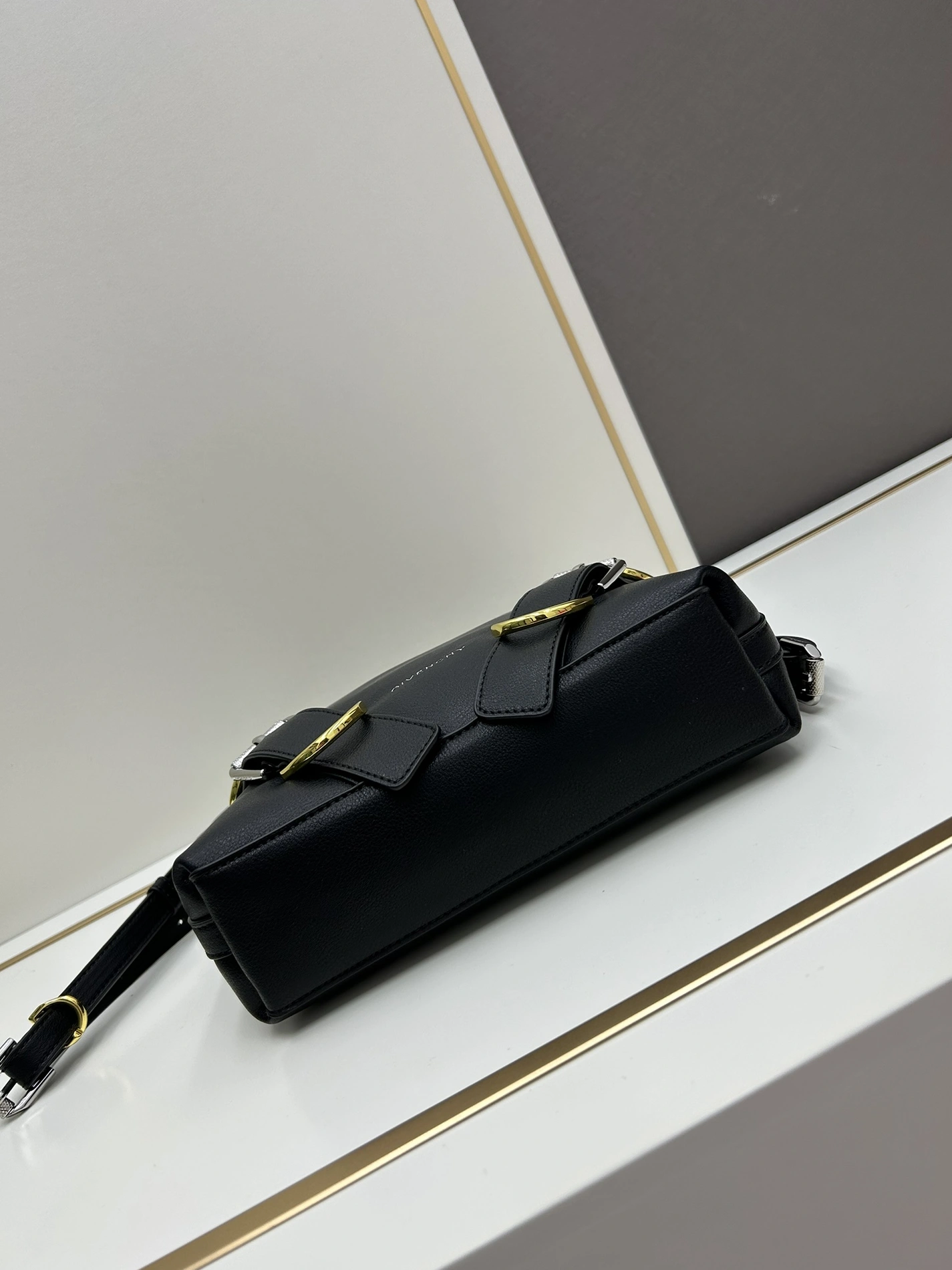 Givenchy AAA Quality Messenger Bags For Women Flexible 5451