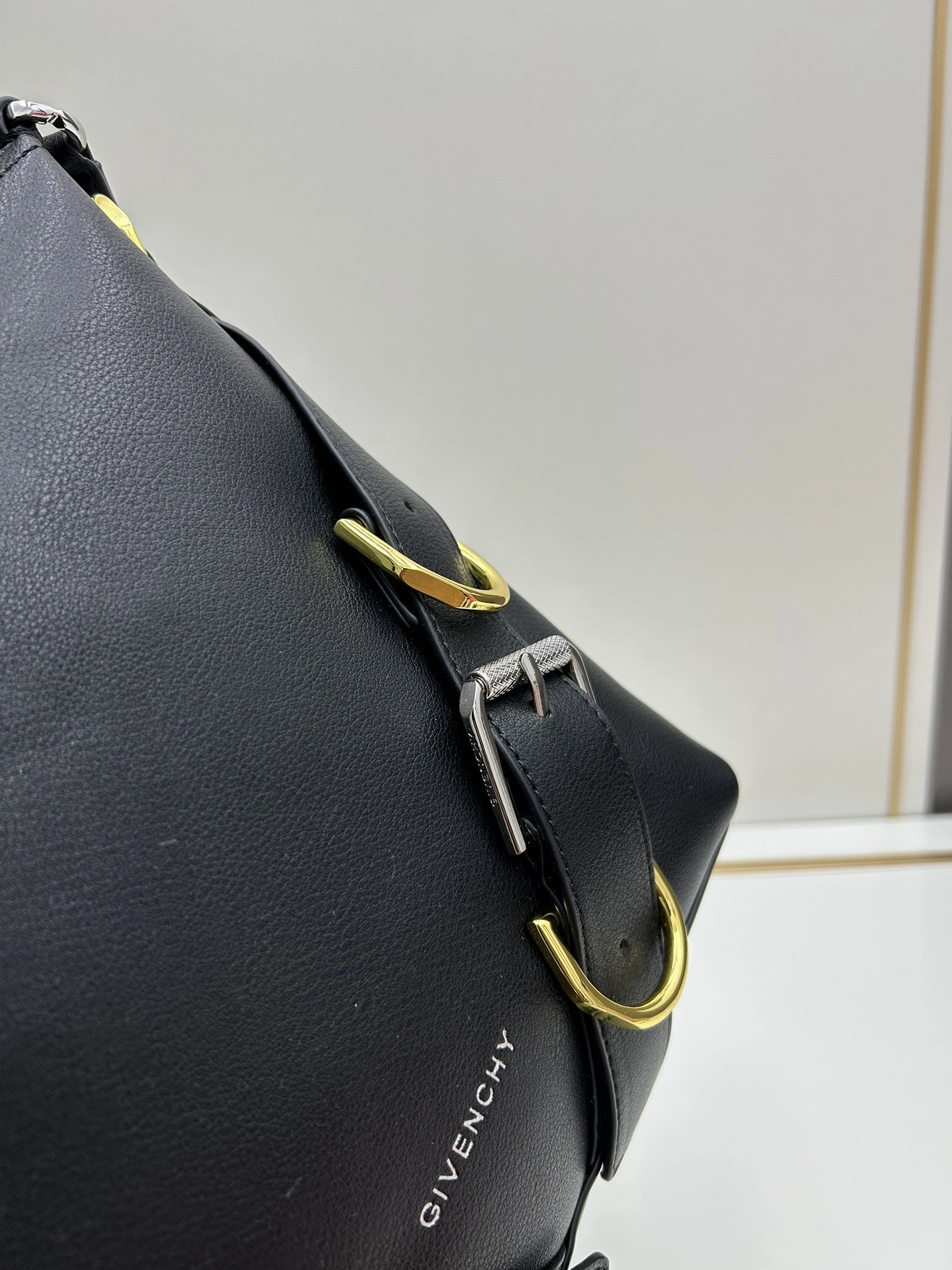 Givenchy AAA Quality Messenger Bags For Women Flexible 5451
