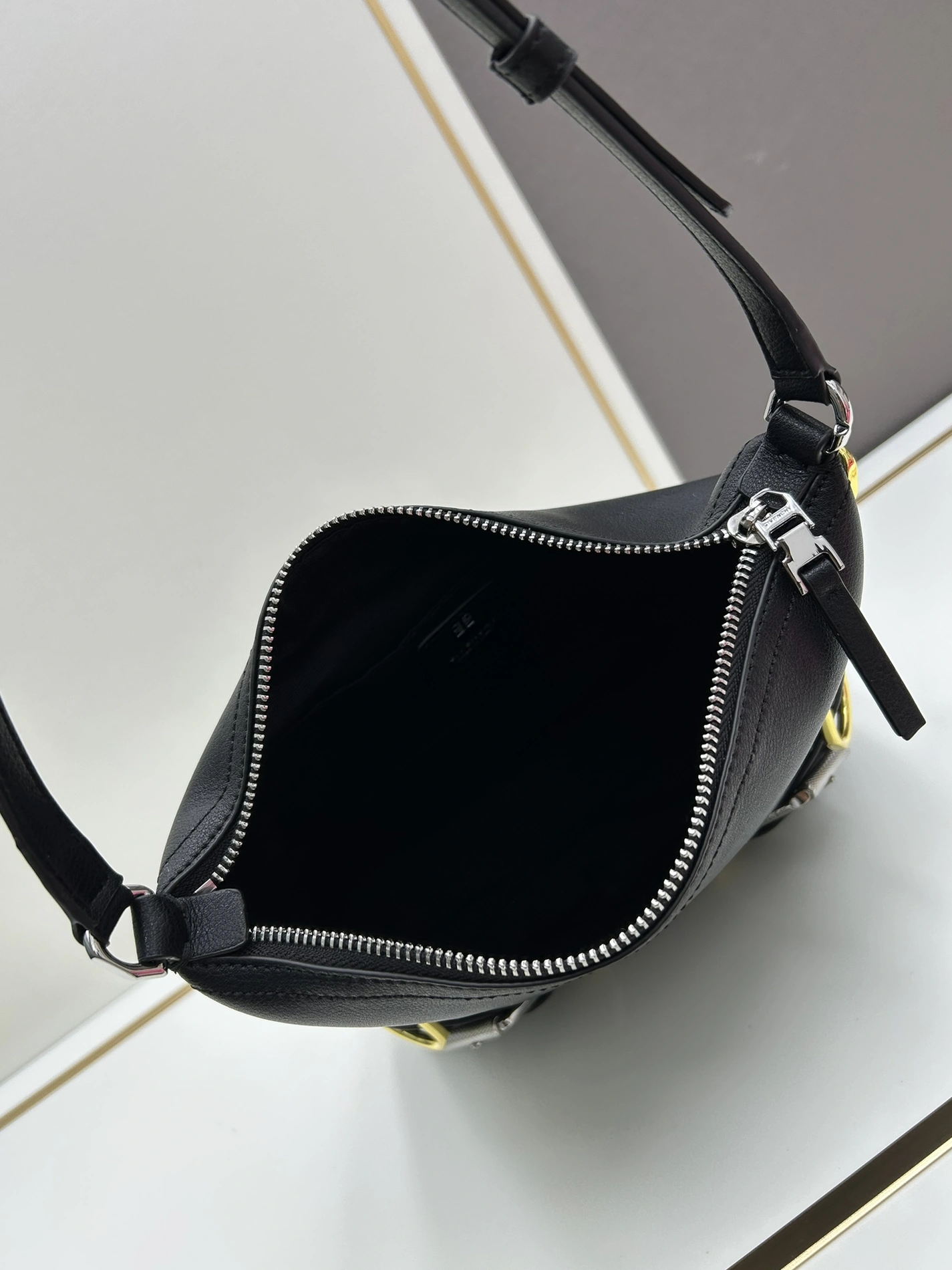 Givenchy AAA Quality Messenger Bags For Women Flexible 5451