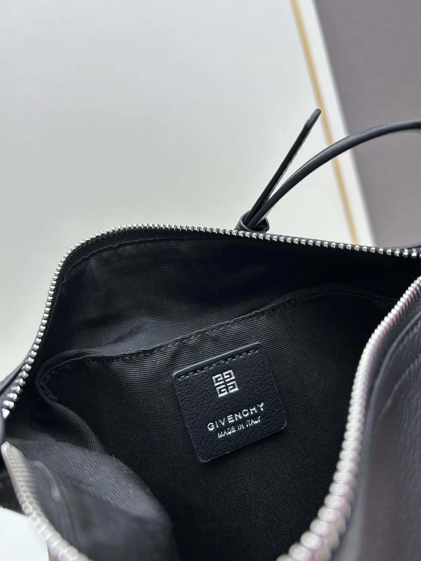 Givenchy AAA Quality Messenger Bags For Women Flexible 5451