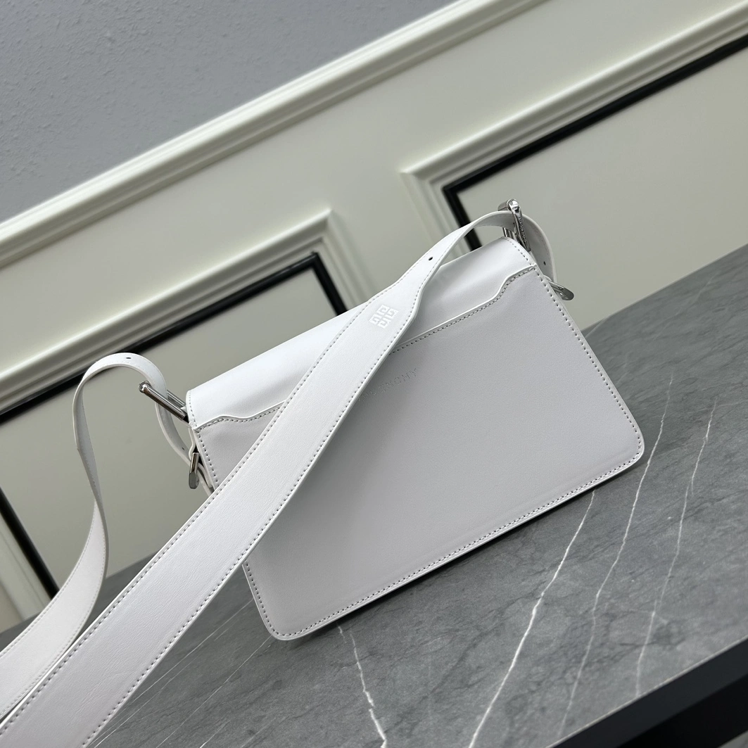 Givenchy AAA Quality Messenger Bags For Women HighQuality 7423