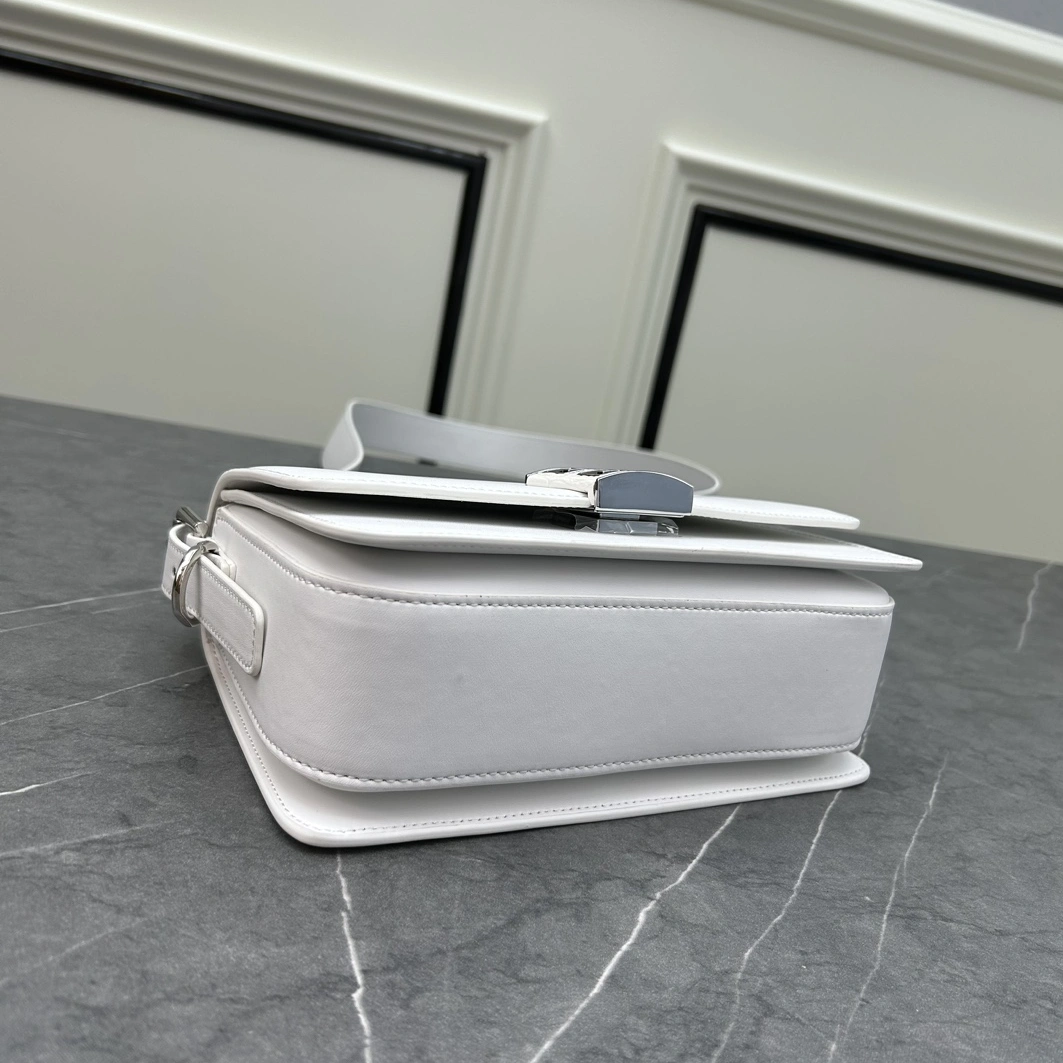 Givenchy AAA Quality Messenger Bags For Women HighQuality 7423