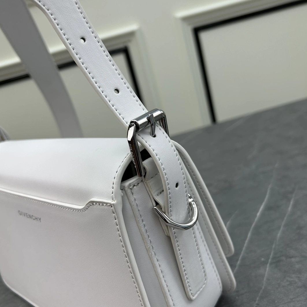 Givenchy AAA Quality Messenger Bags For Women HighQuality 7423
