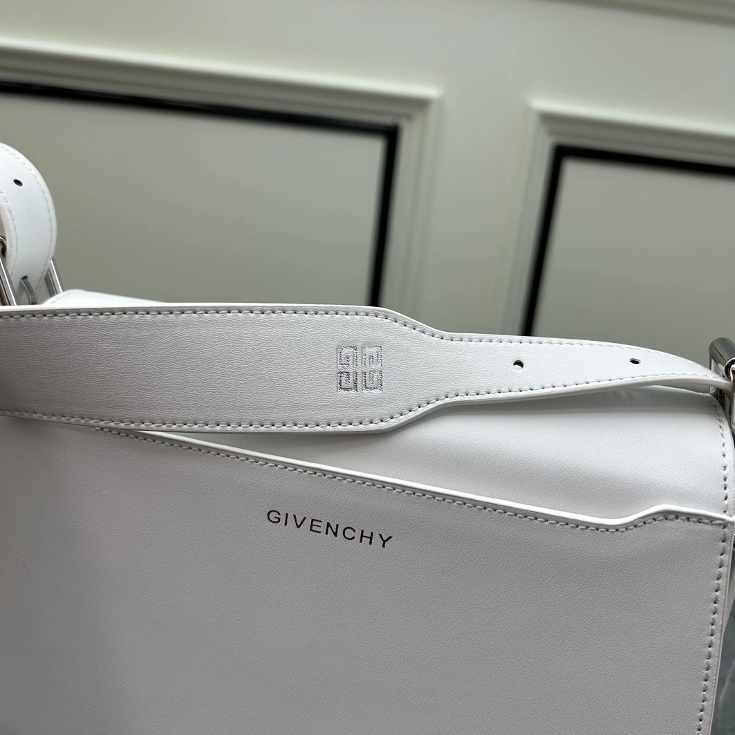 Givenchy AAA Quality Messenger Bags For Women HighQuality 7423