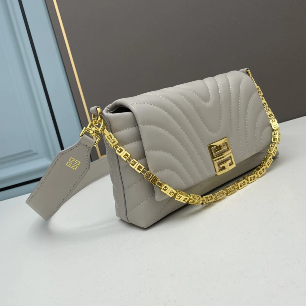 Givenchy AAA Quality Messenger Bags For Women Sleek 6387