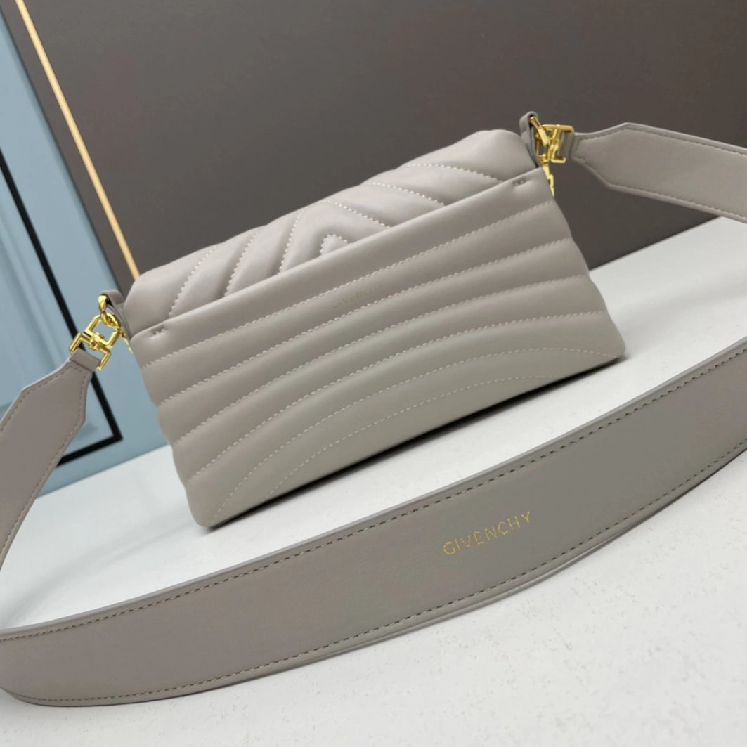 Givenchy AAA Quality Messenger Bags For Women Sleek 6387