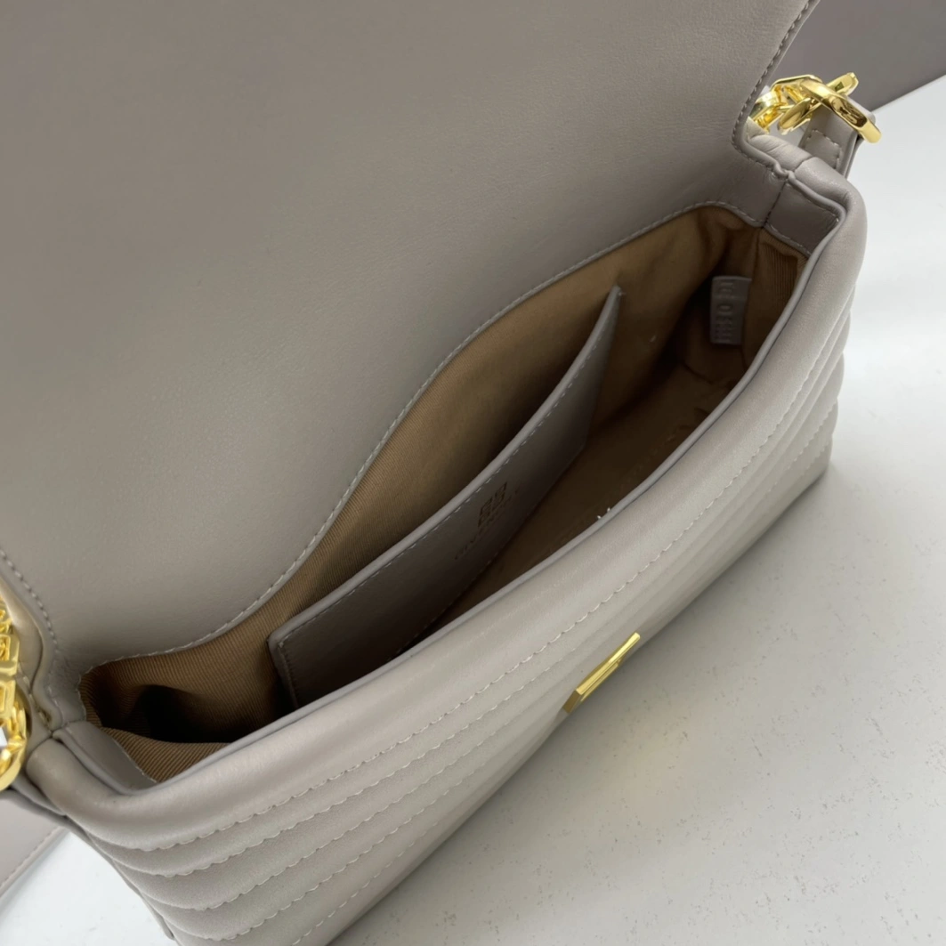 Givenchy AAA Quality Messenger Bags For Women Sleek 6387