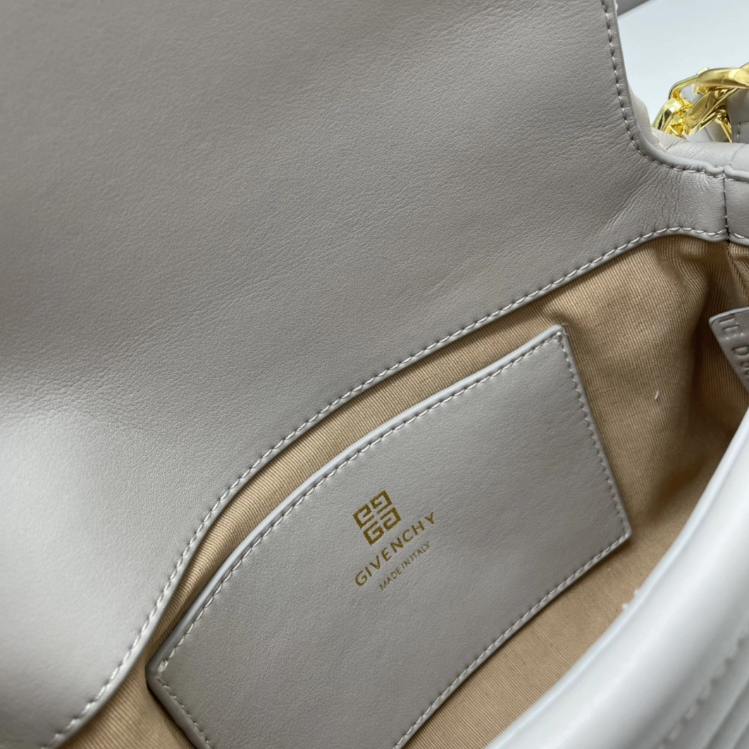 Givenchy AAA Quality Messenger Bags For Women Sleek 6387