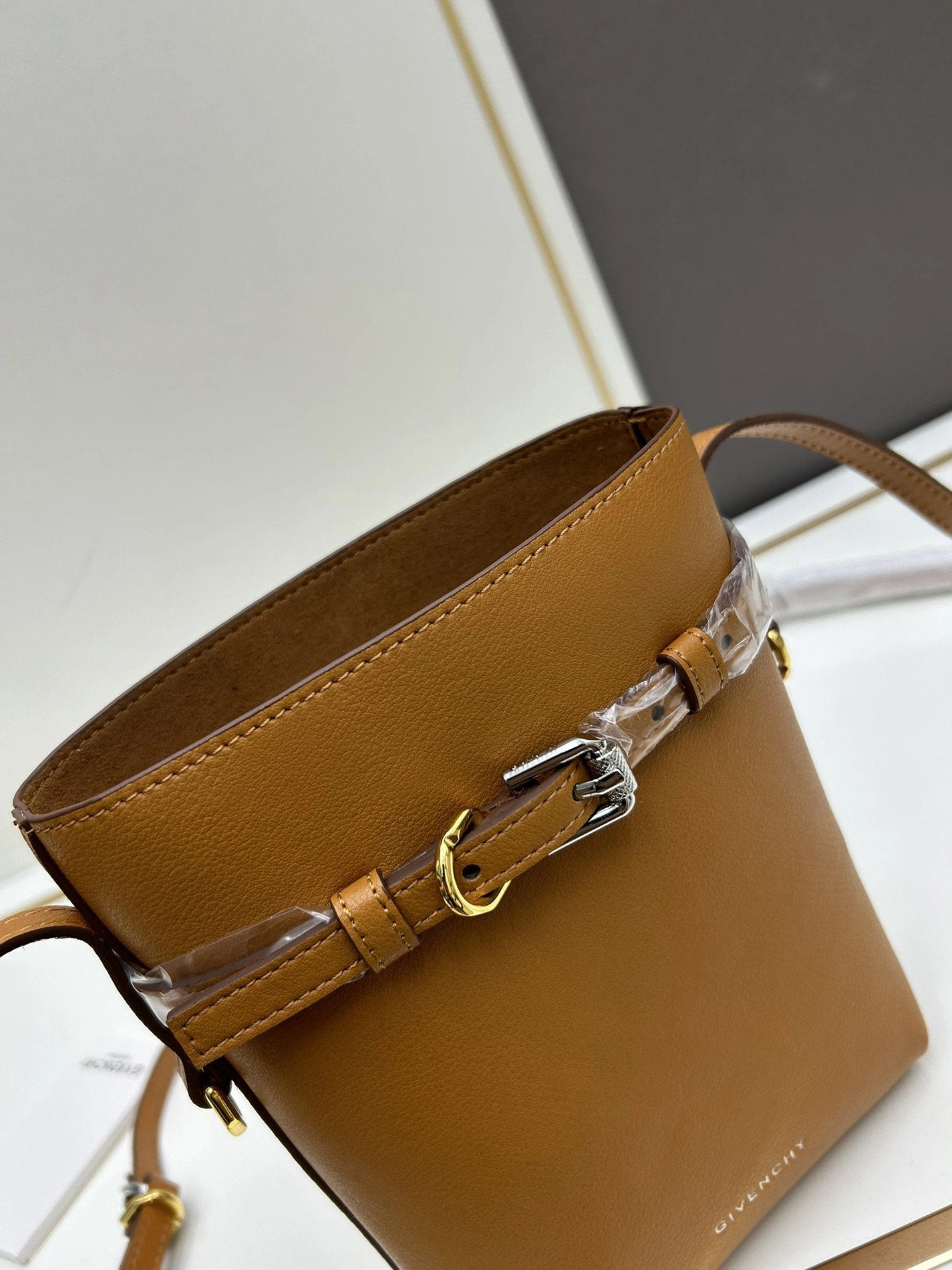 Givenchy AAA Quality Messenger Bags For Women SmartChoice 8140