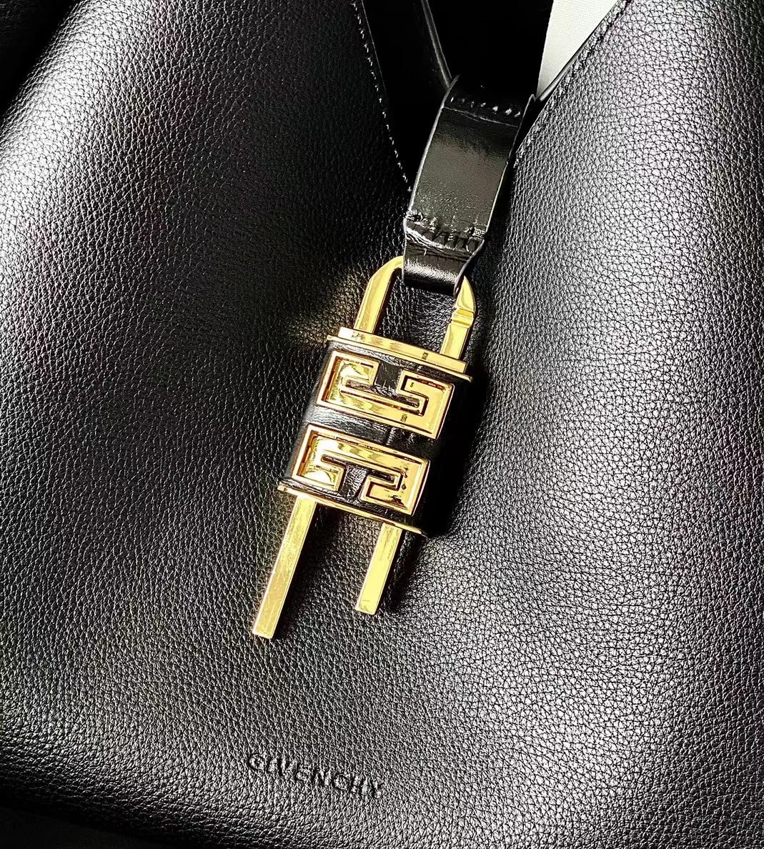 Givenchy AAA Quality Shoulder Bags For Women Bold 6460