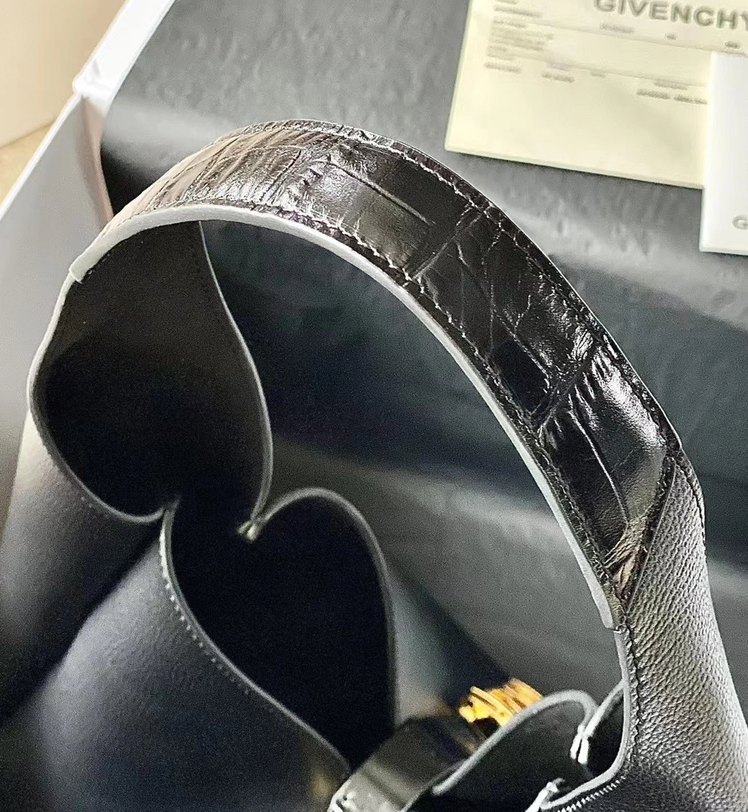 Givenchy AAA Quality Shoulder Bags For Women Bold 6460