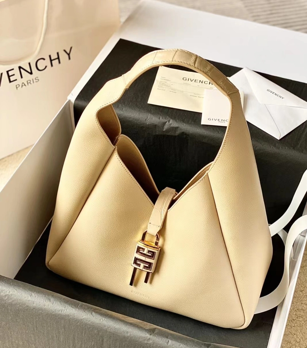 Givenchy AAA Quality Shoulder Bags For Women Bold 8586