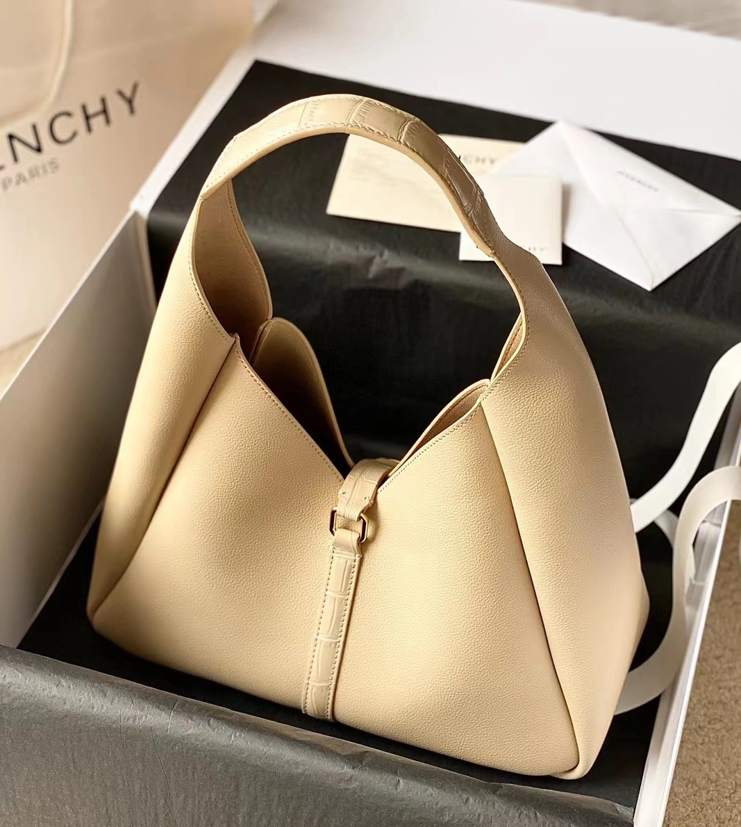Givenchy AAA Quality Shoulder Bags For Women Bold 8586