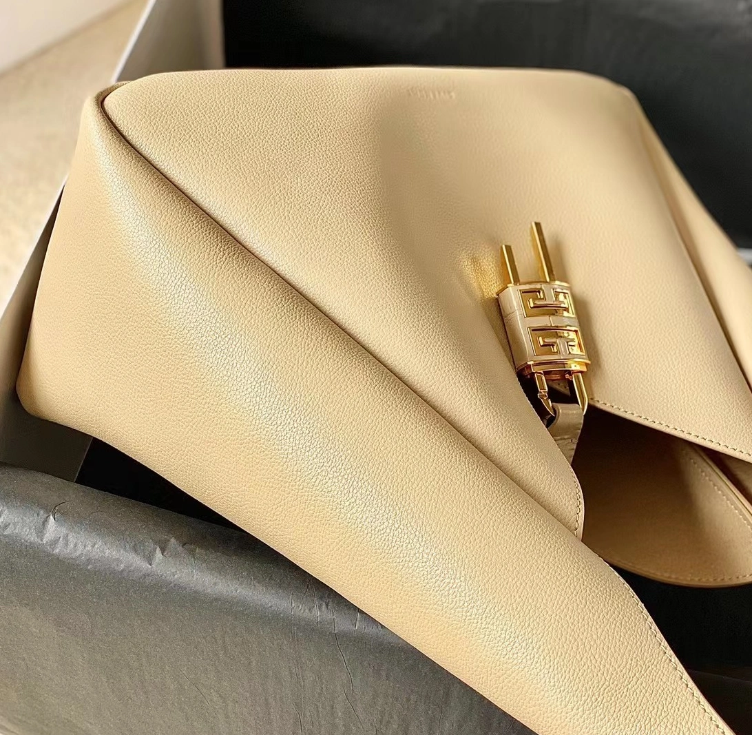 Givenchy AAA Quality Shoulder Bags For Women Bold 8586