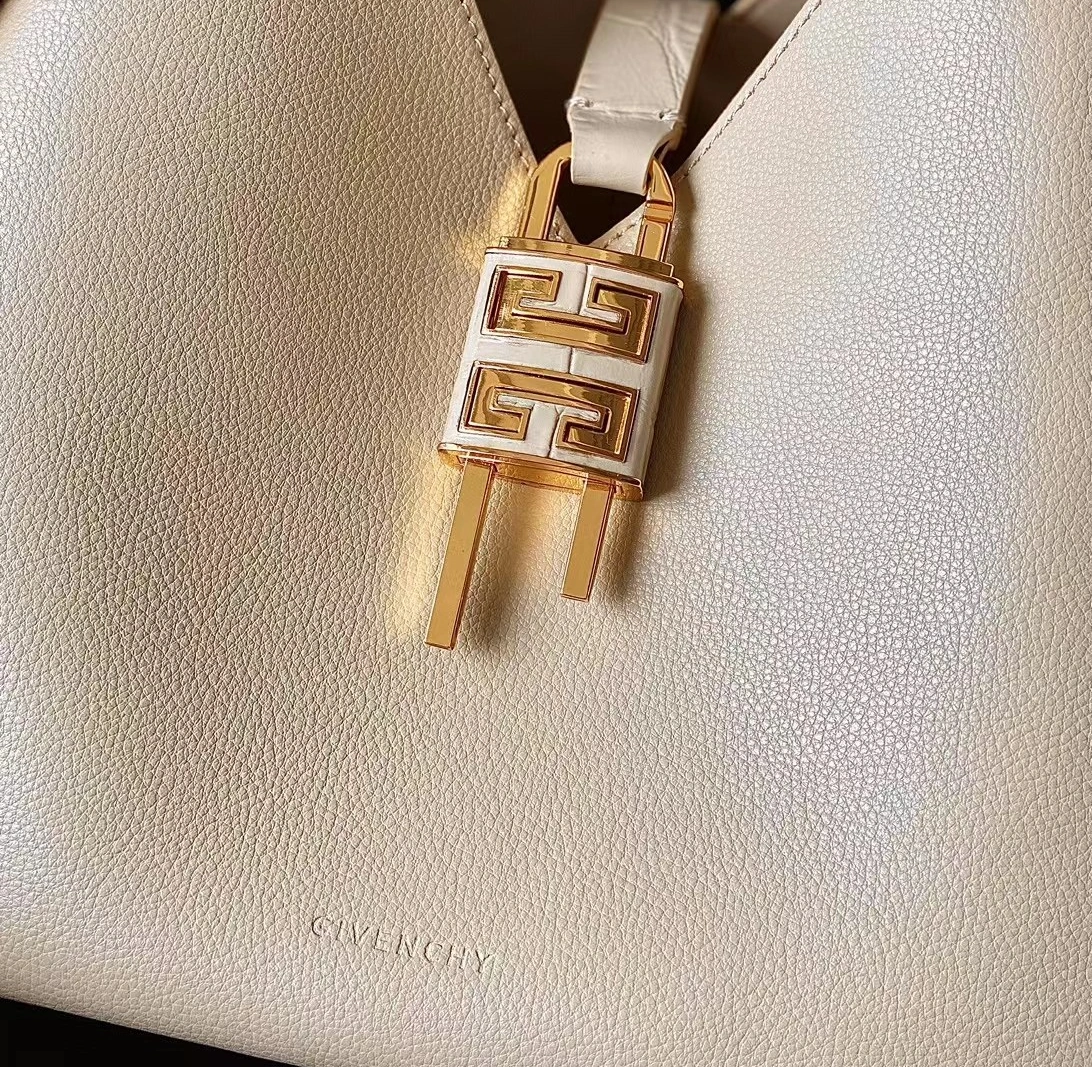 Givenchy AAA Quality Shoulder Bags For Women Bold 8586