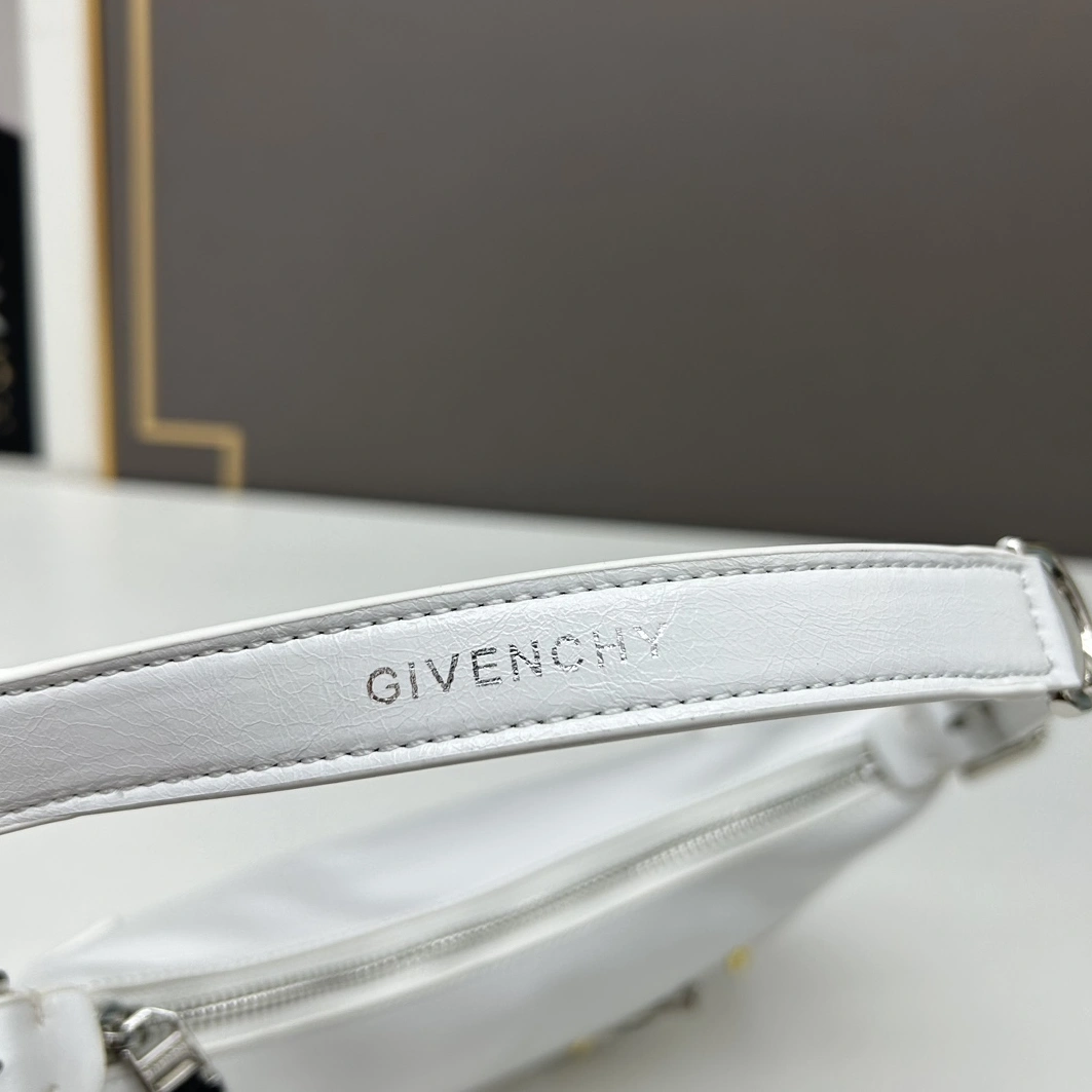 Givenchy AAA Quality Shoulder Bags For Women Fashionable 7804