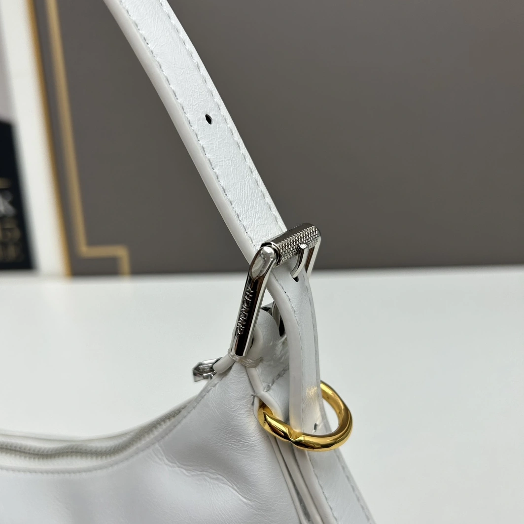 Givenchy AAA Quality Shoulder Bags For Women Fashionable 7804