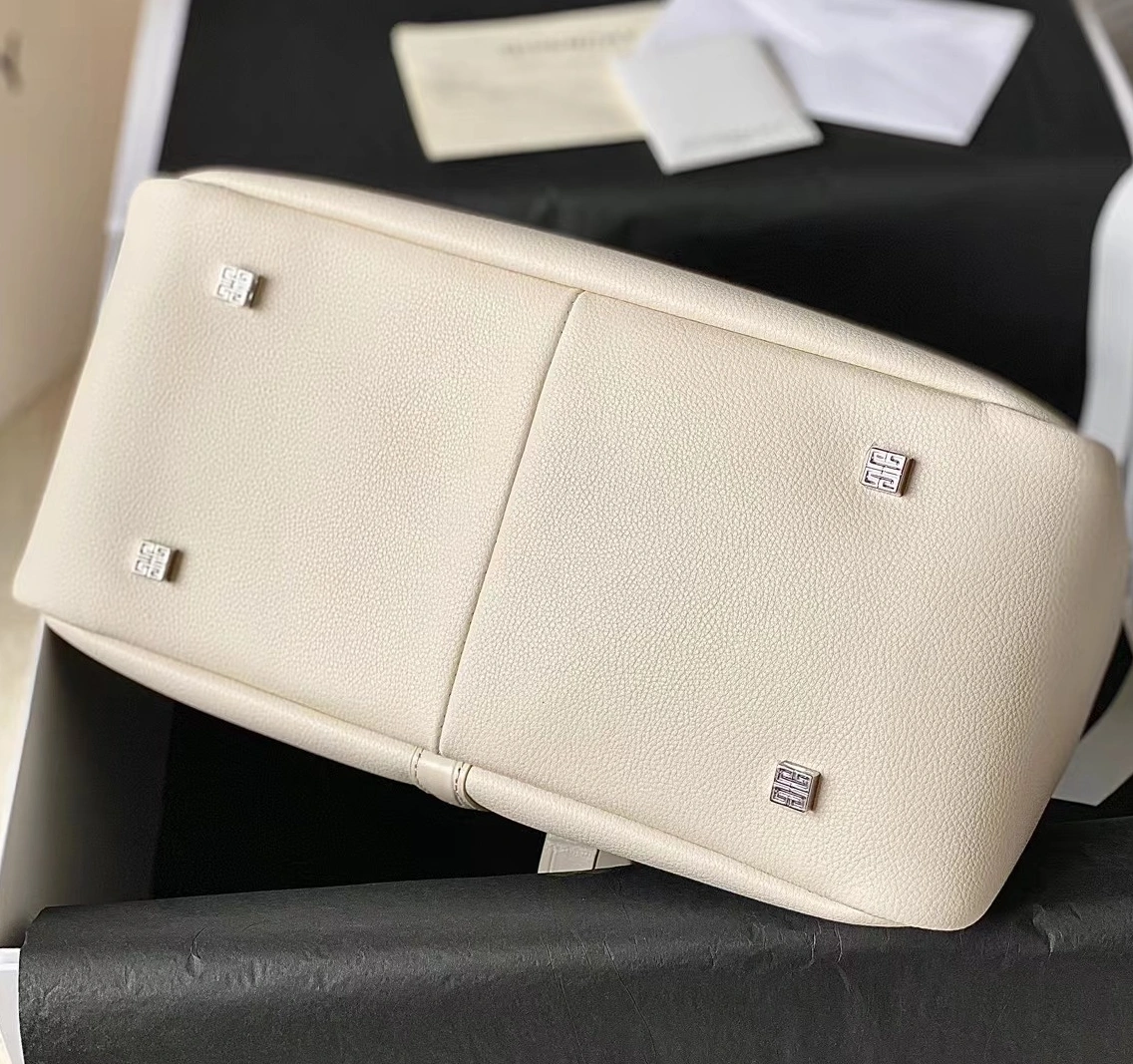 Givenchy AAA Quality Shoulder Bags For Women ModernLook 4301