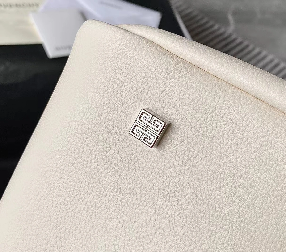 Givenchy AAA Quality Shoulder Bags For Women ModernLook 4301