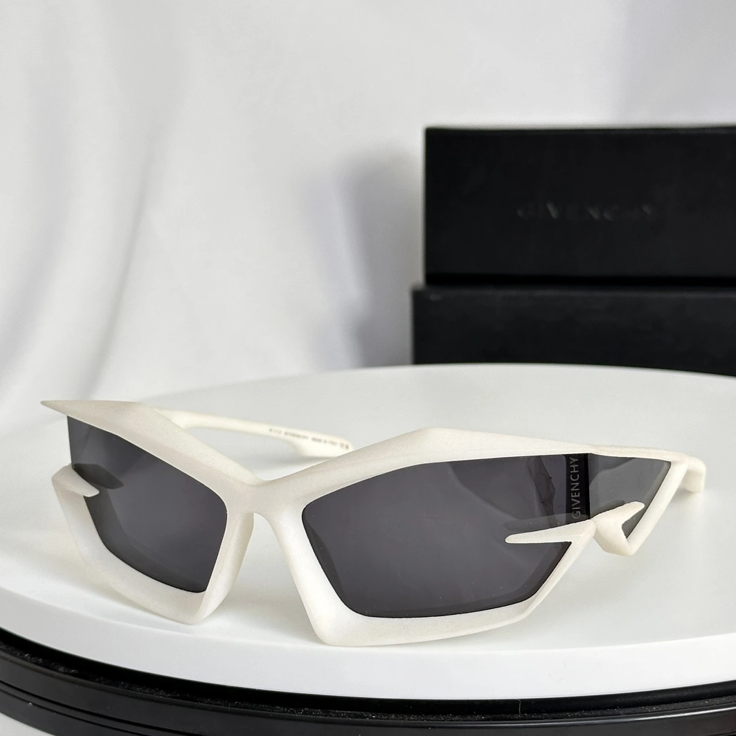 Givenchy AAA Quality Sunglasses Soft 7272