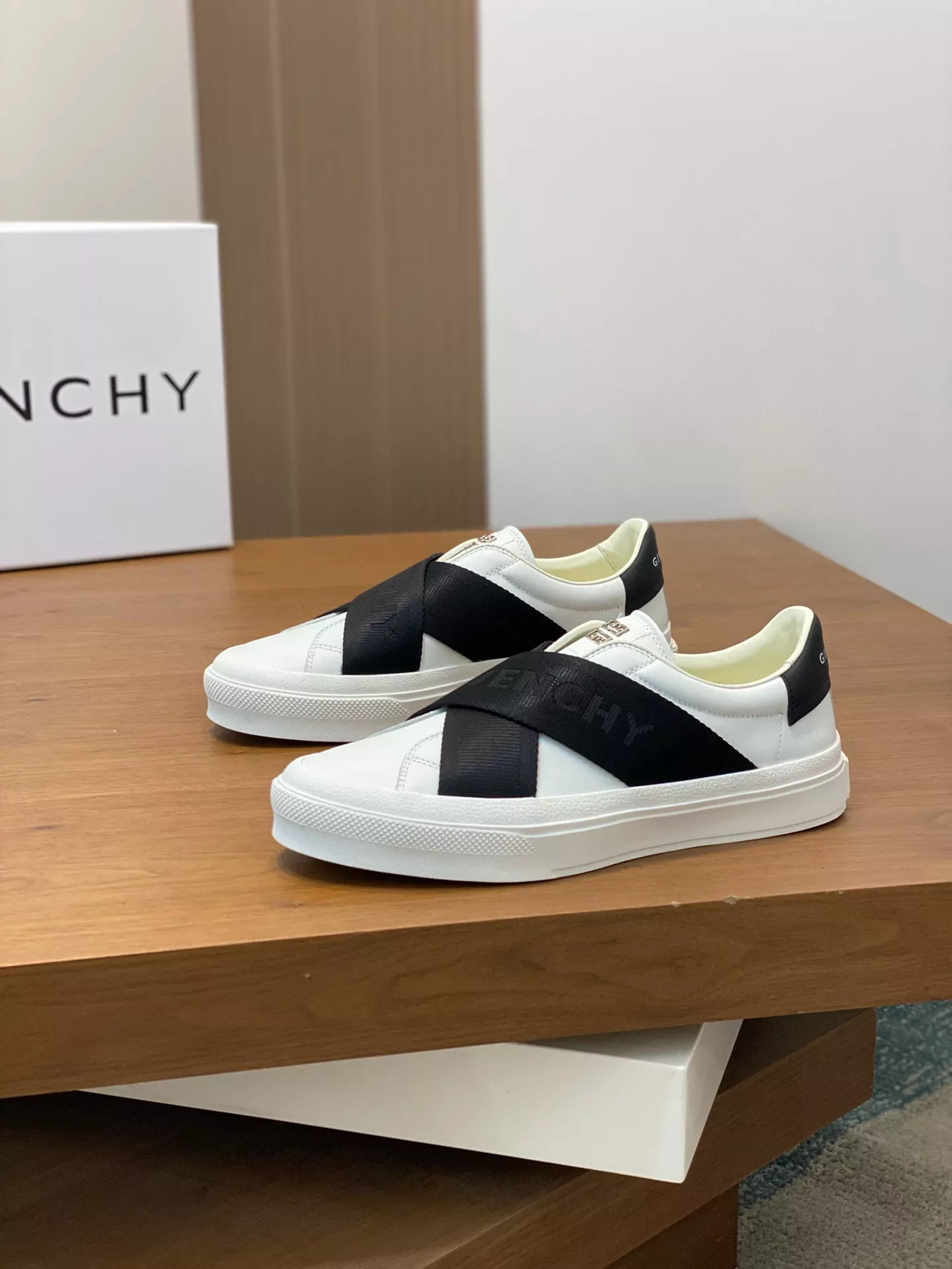 Givenchy Casual Shoes For Men Sophisticated 6996