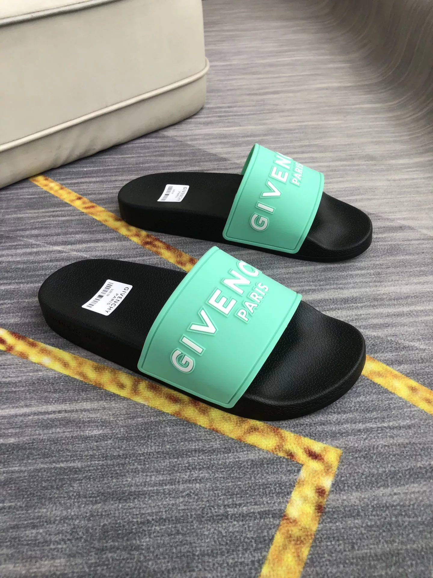 Givenchy Slippers For Men EasyMatch 1521
