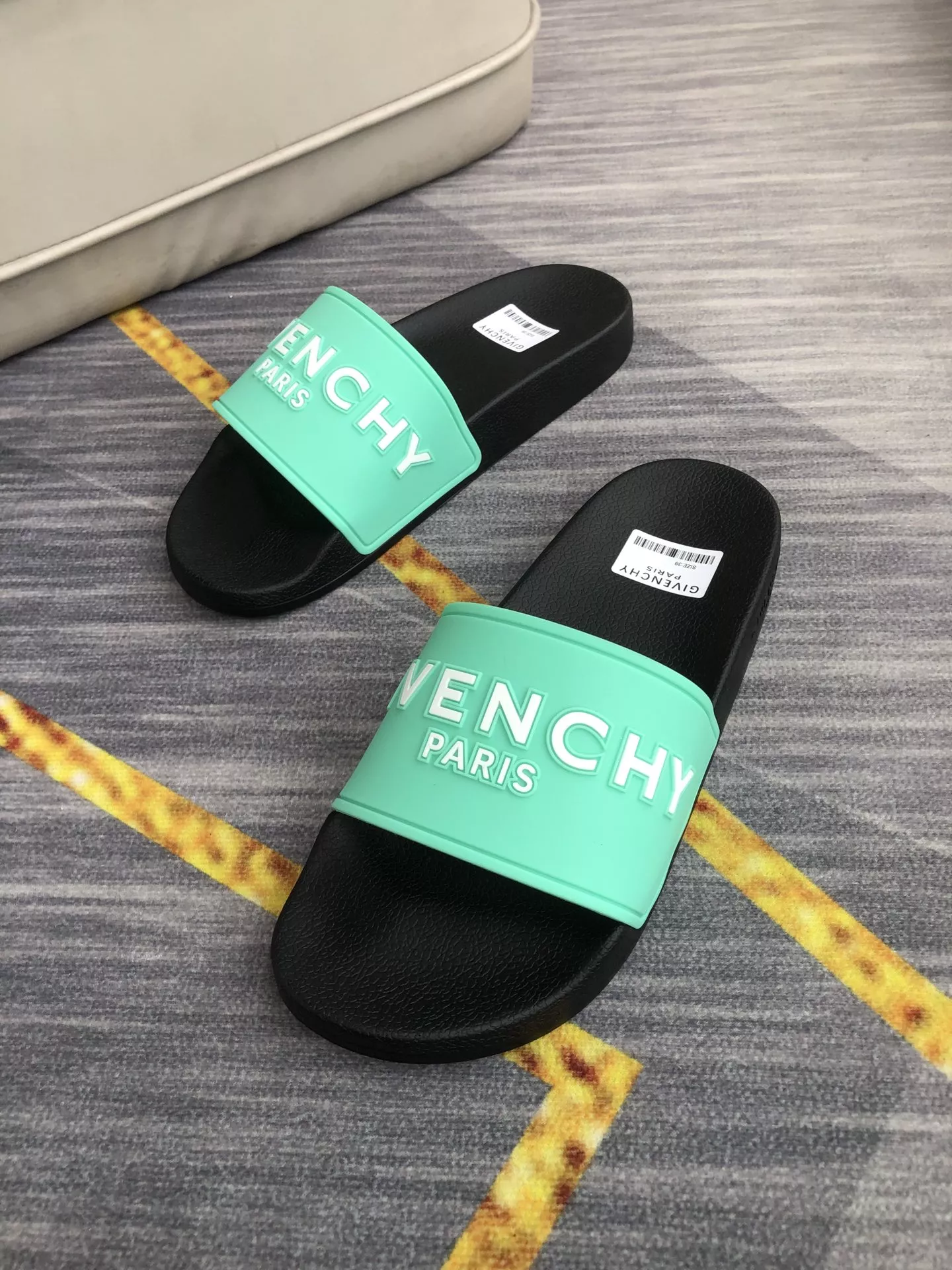 Givenchy Slippers For Men EasyMatch 1521