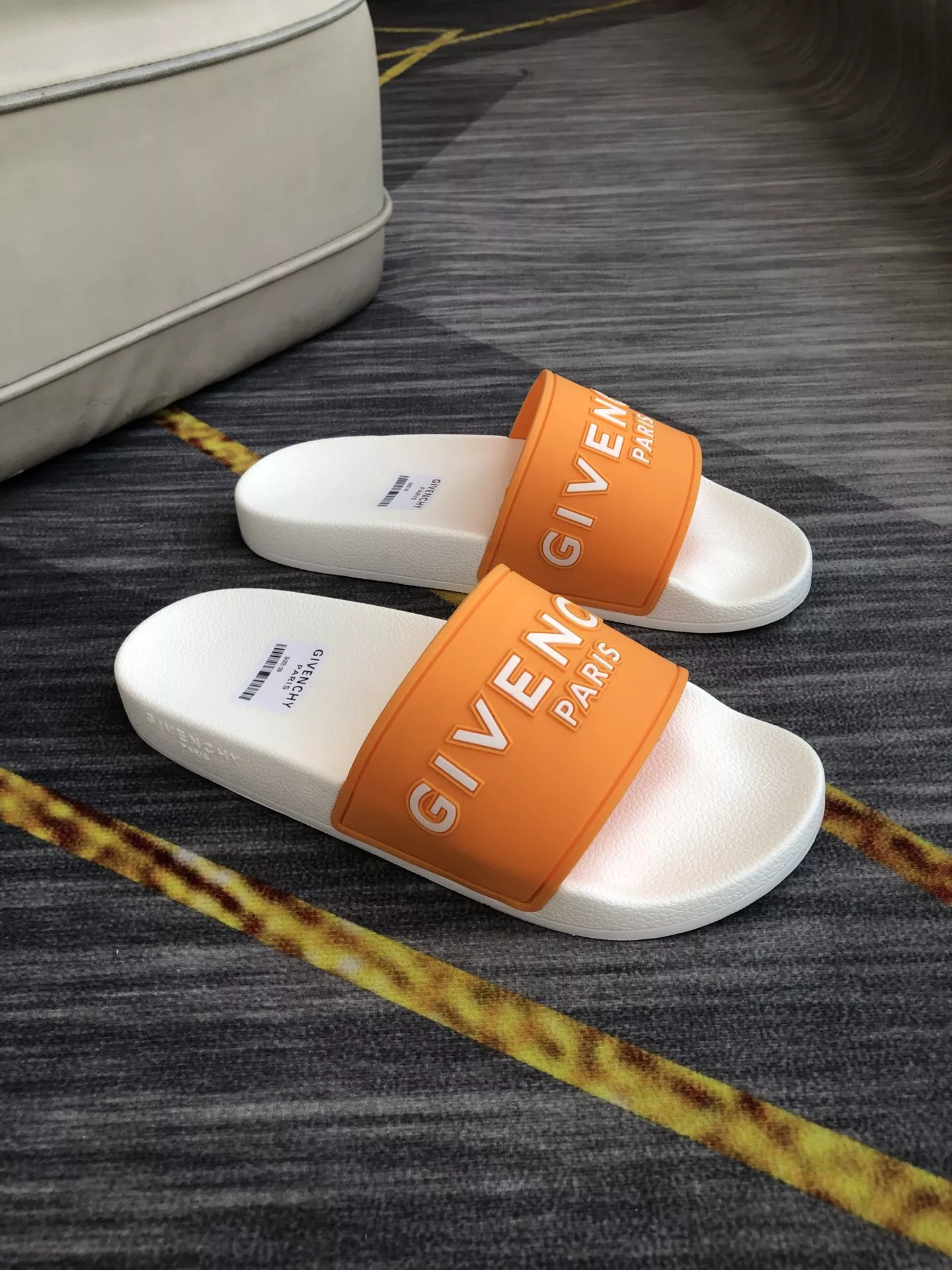 Givenchy Slippers For Men EasyMatch 9408