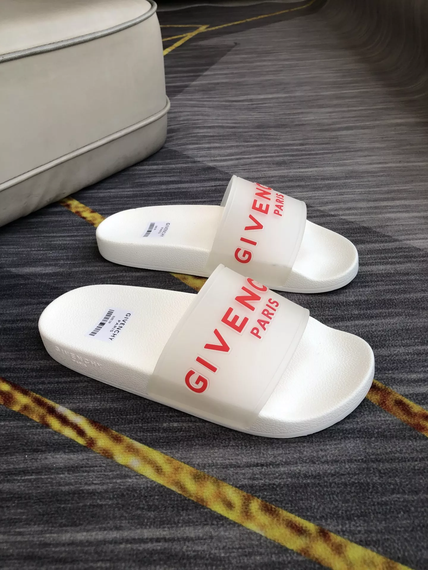 Givenchy Slippers For Men Fashionable 7050