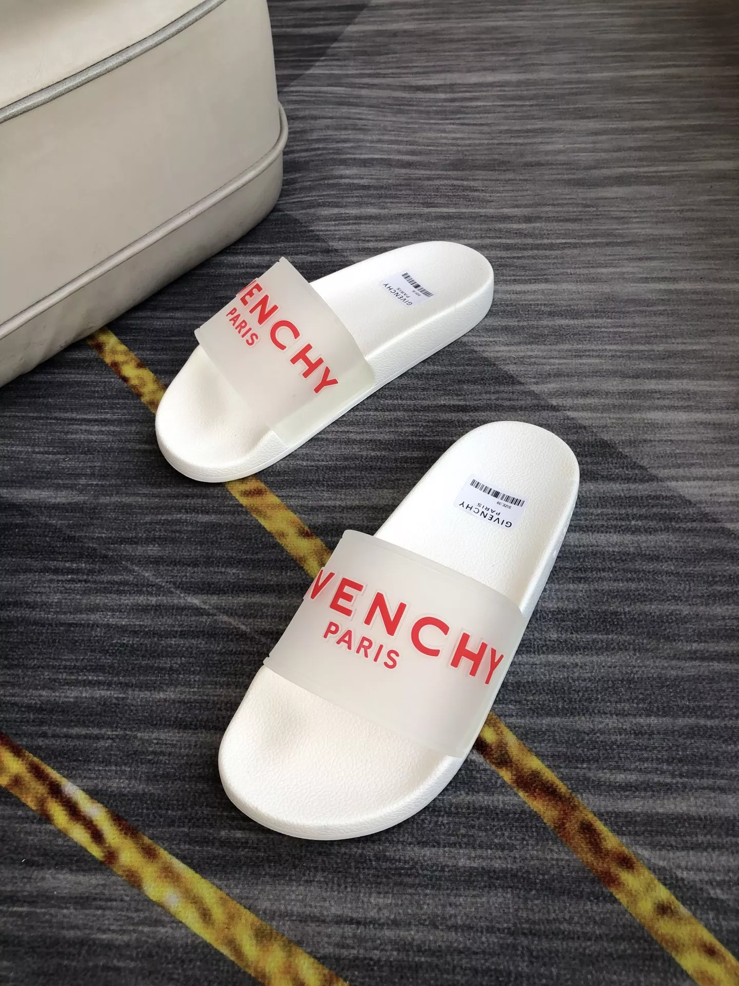 Givenchy Slippers For Men Fashionable 7050