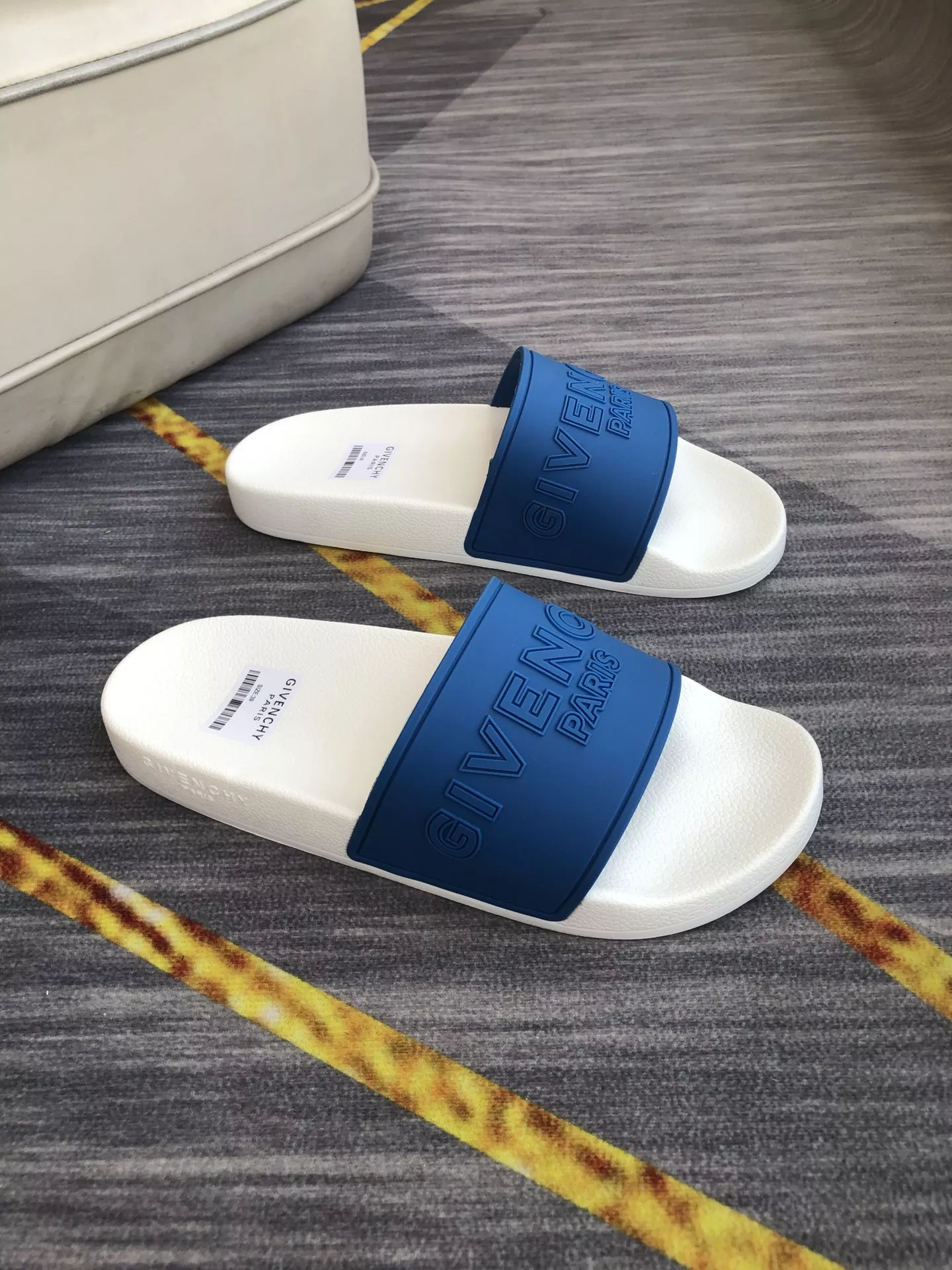 Givenchy Slippers For Men Flexible 7322