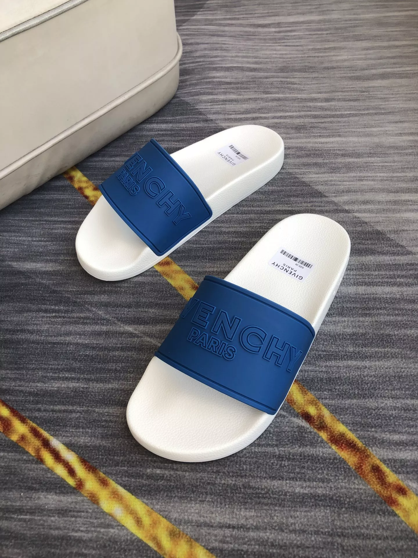 Givenchy Slippers For Men Flexible 7322