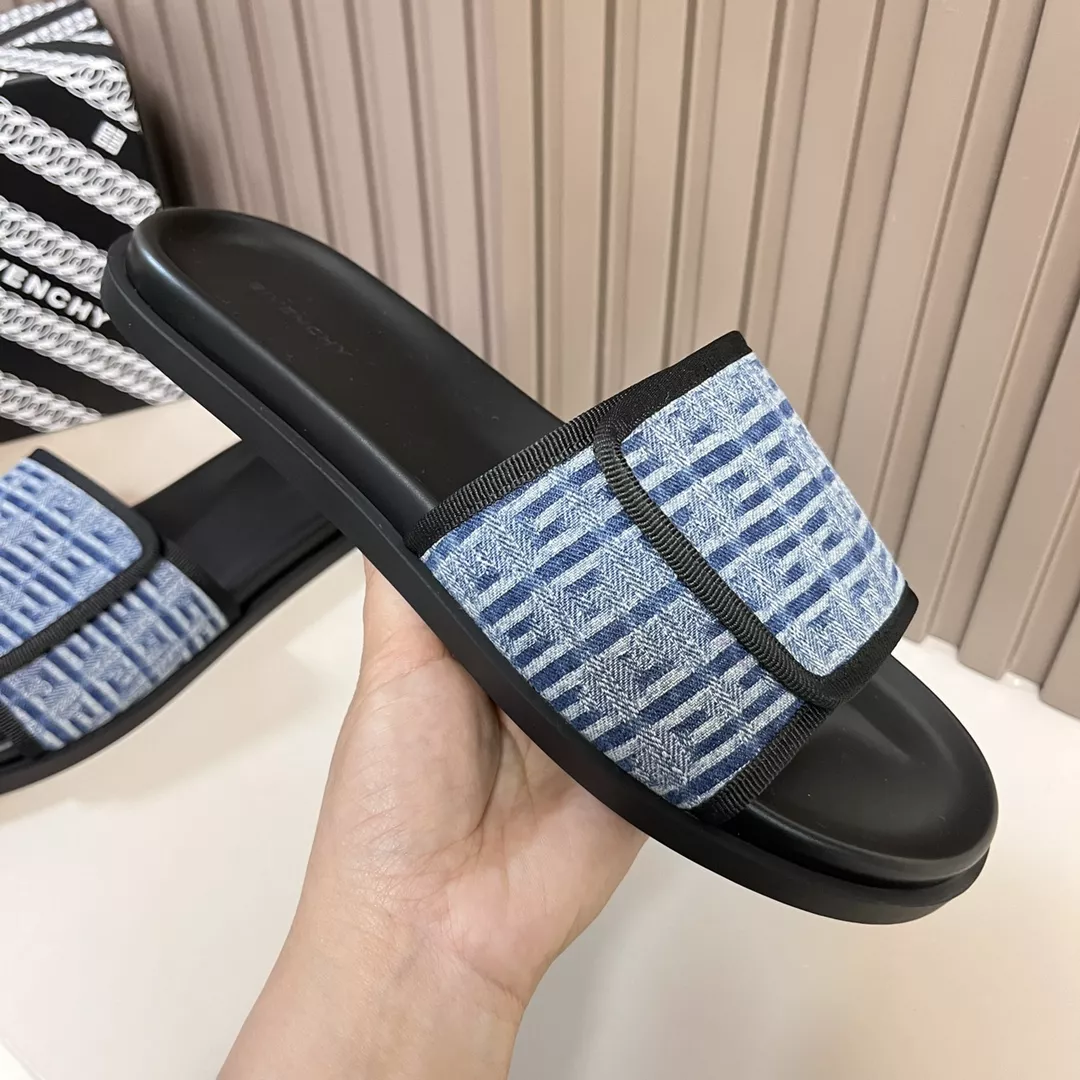 Givenchy Slippers For Men Refined 526