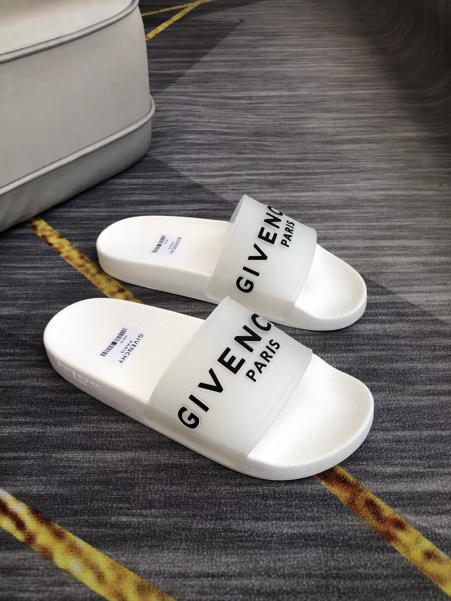 Givenchy Slippers For Men Sleek 6408