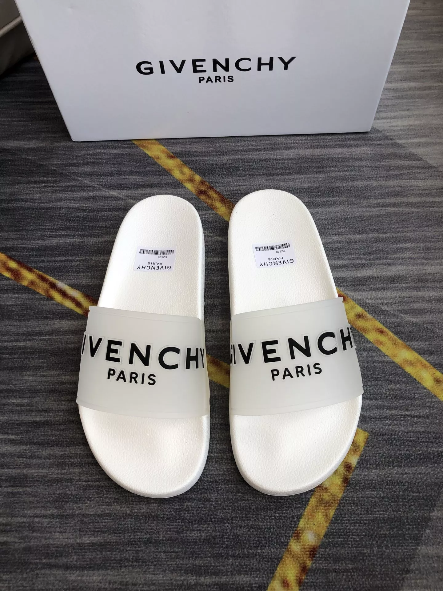 Givenchy Slippers For Men Sleek 6408