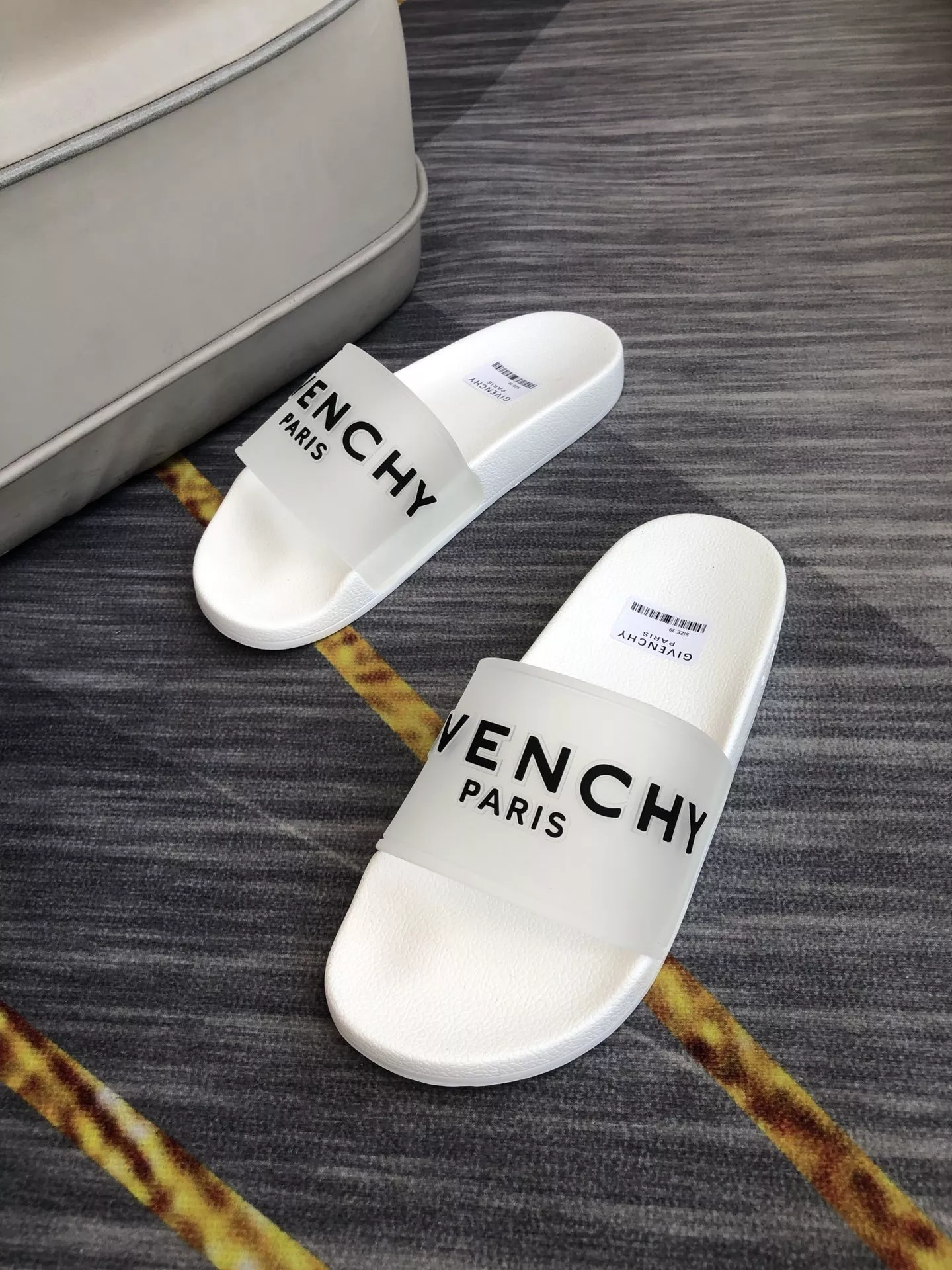 Givenchy Slippers For Men Sleek 6408