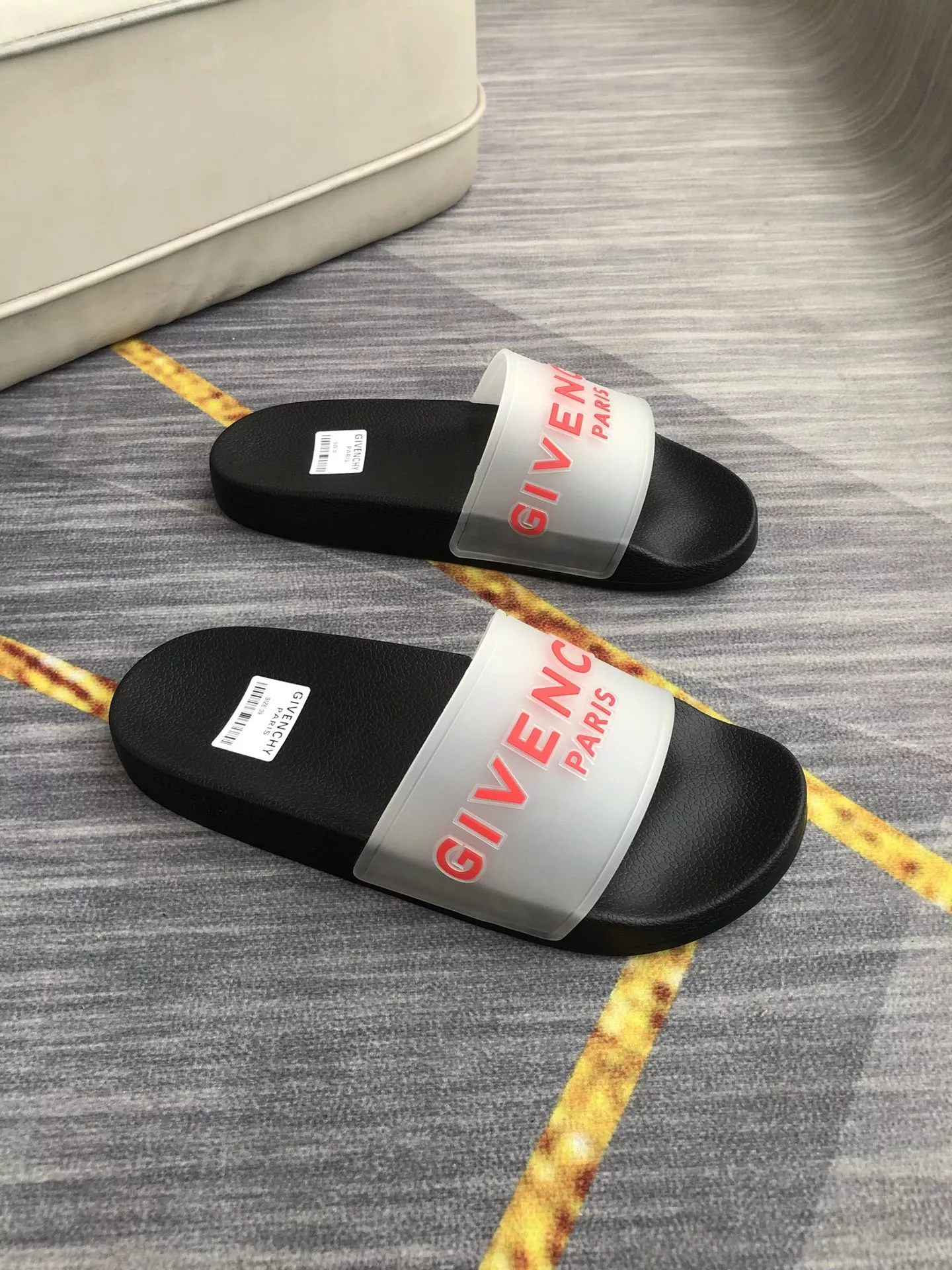 Givenchy Slippers For Men Trendsetting 415