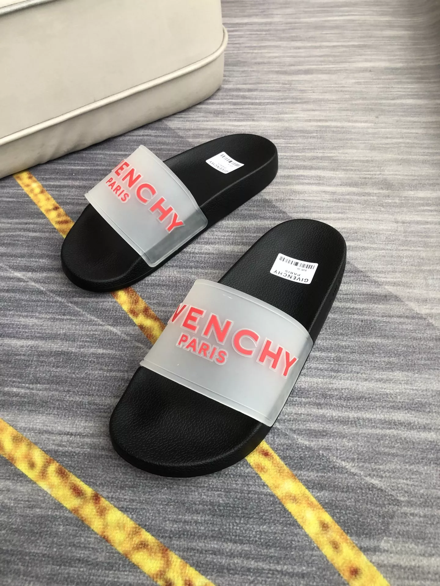 Givenchy Slippers For Men Trendsetting 415