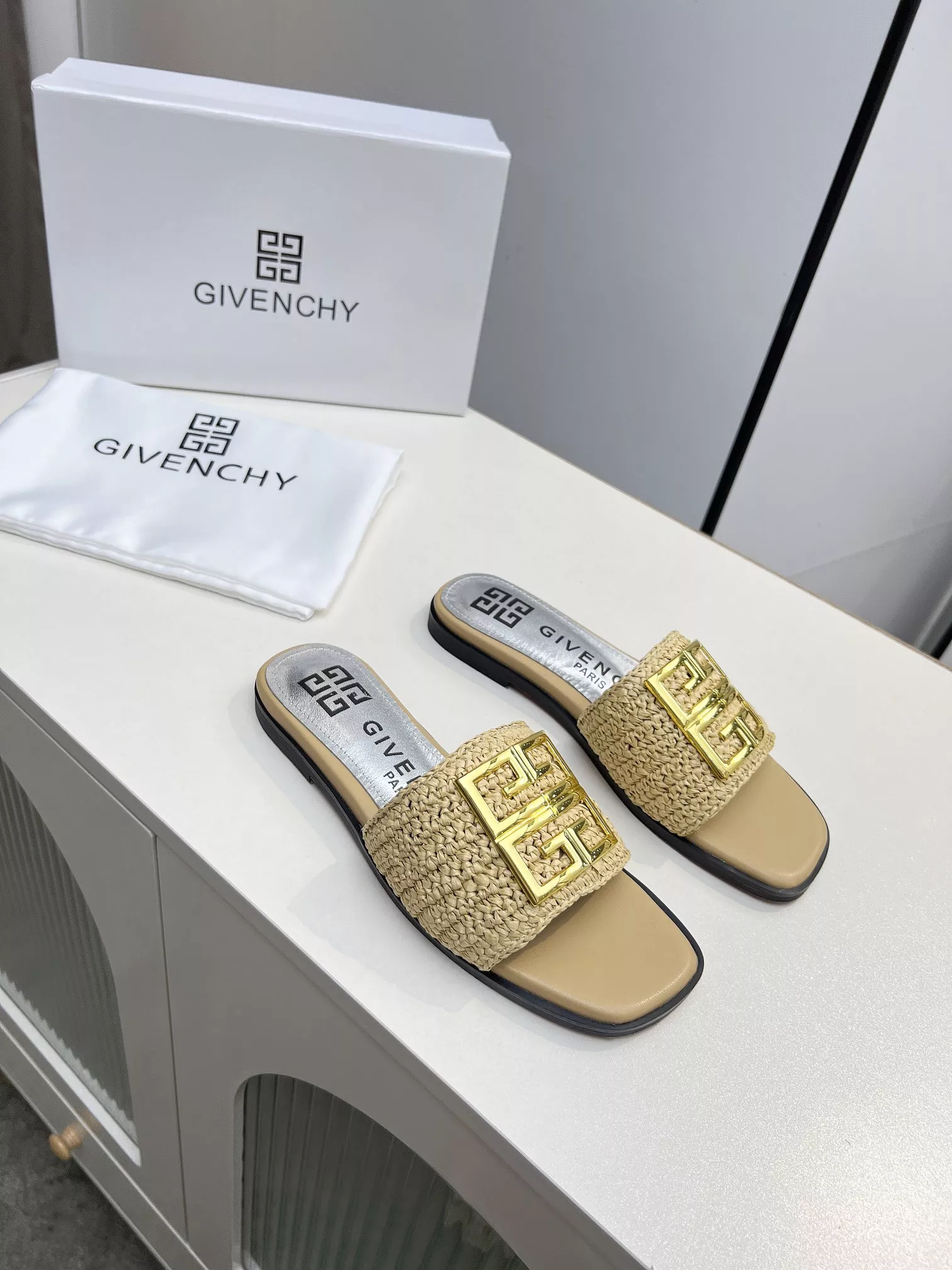 Givenchy Slippers For Women UrbanStyle 1945