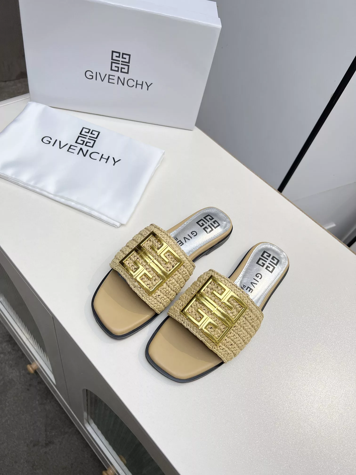 Givenchy Slippers For Women UrbanStyle 1945