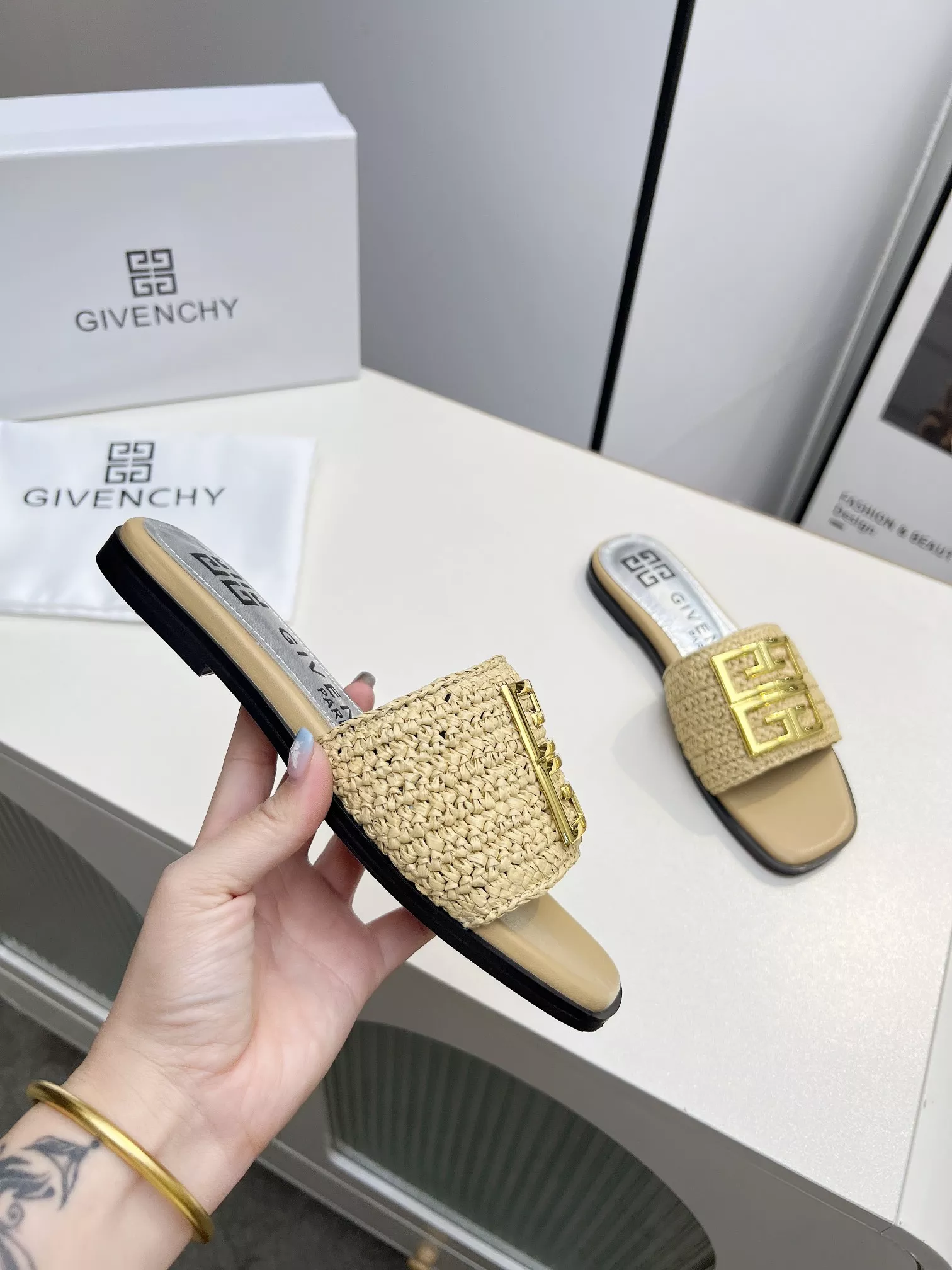Givenchy Slippers For Women UrbanStyle 1945