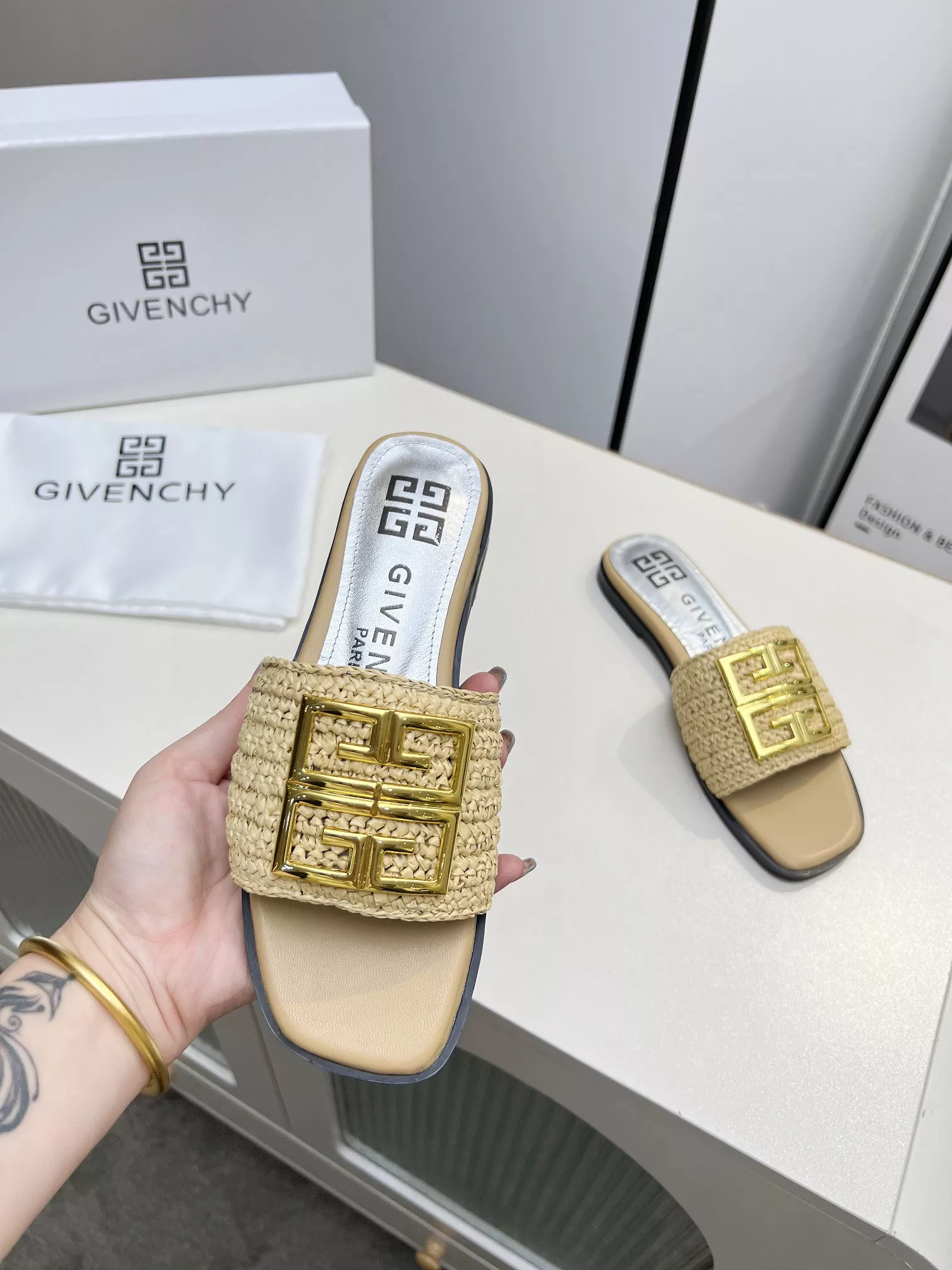 Givenchy Slippers For Women UrbanStyle 1945