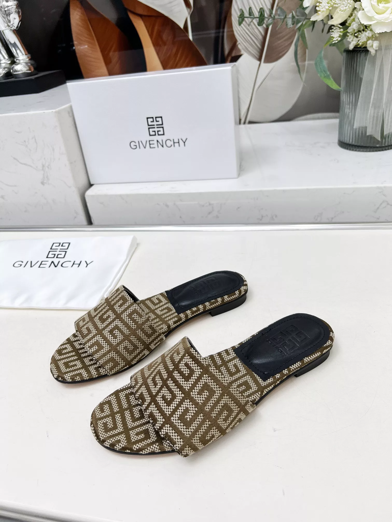 Givenchy Slippers For Women Vibrant 6748
