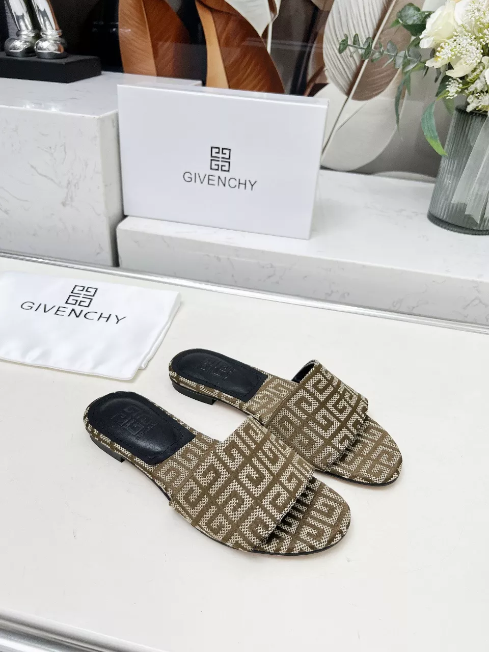 Givenchy Slippers For Women Vibrant 6748