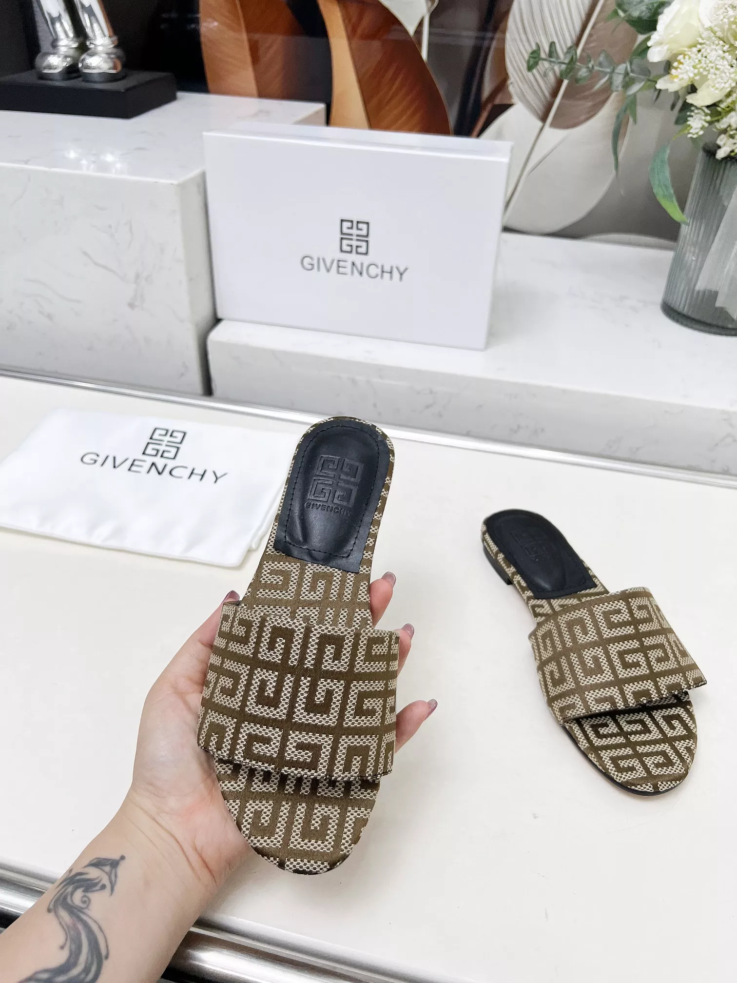 Givenchy Slippers For Women Vibrant 6748