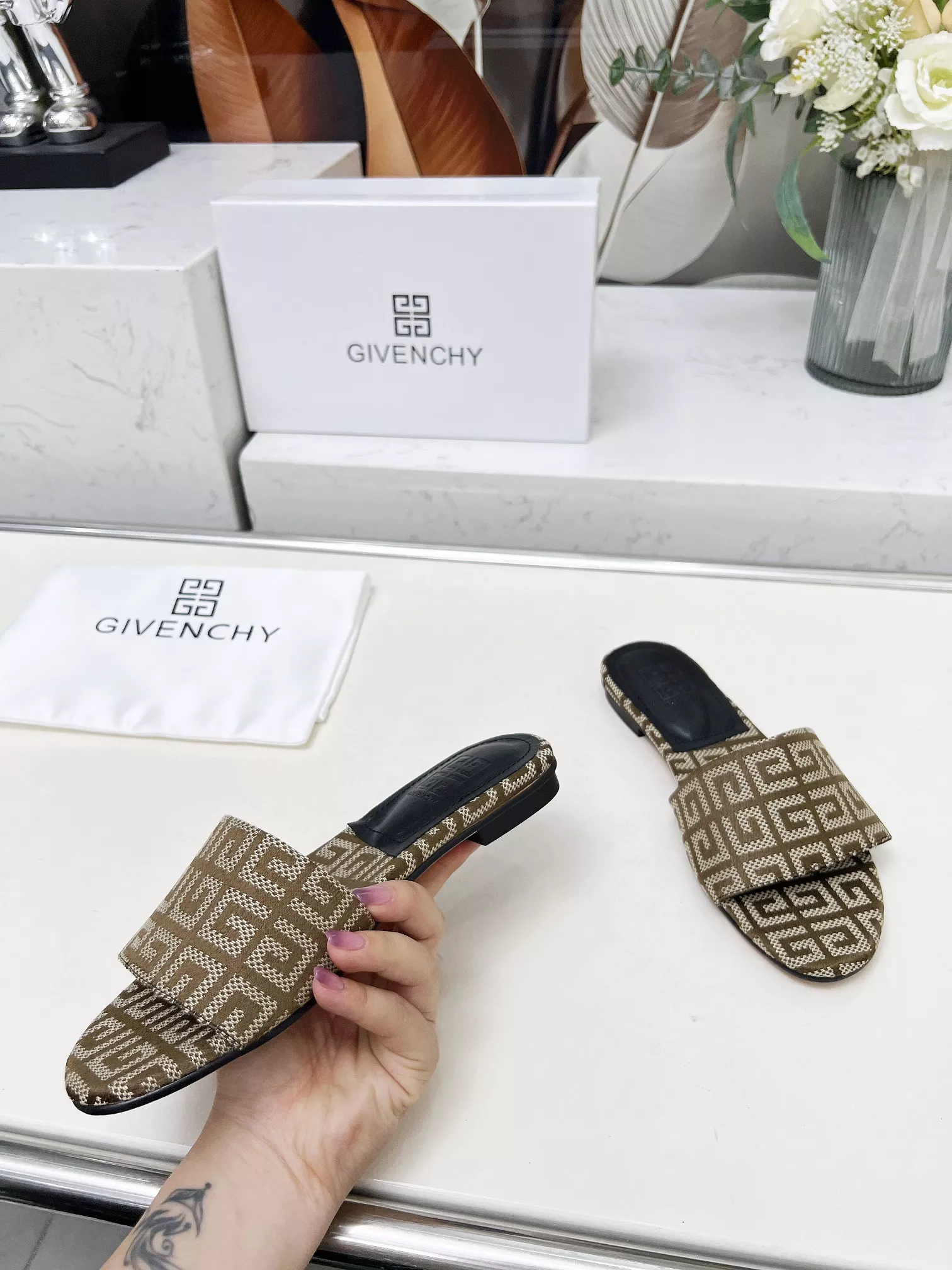 Givenchy Slippers For Women Vibrant 6748