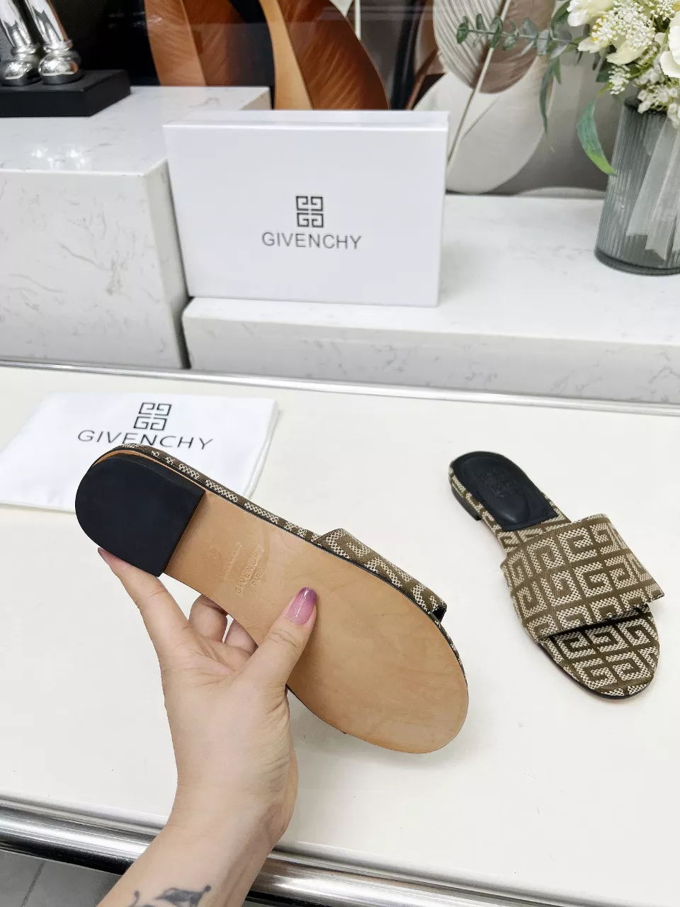 Givenchy Slippers For Women Vibrant 6748