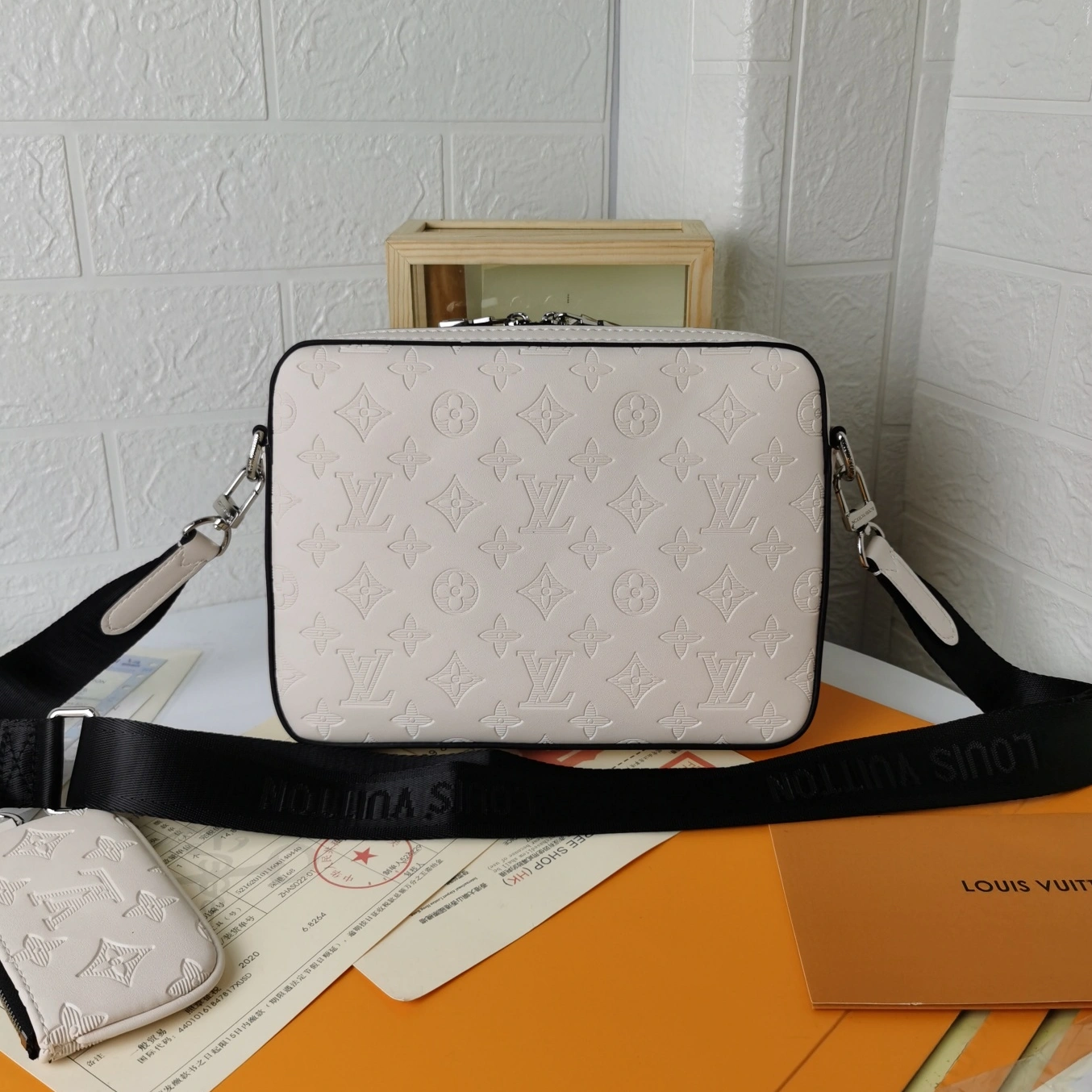 GoAnywhere 147 Louis Vuitton AAA Man Messenger Bags