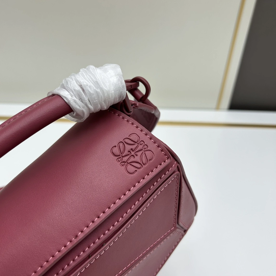 GoAnywhere 2798 LOEWE AAA Quality Messenger Bags For Women
